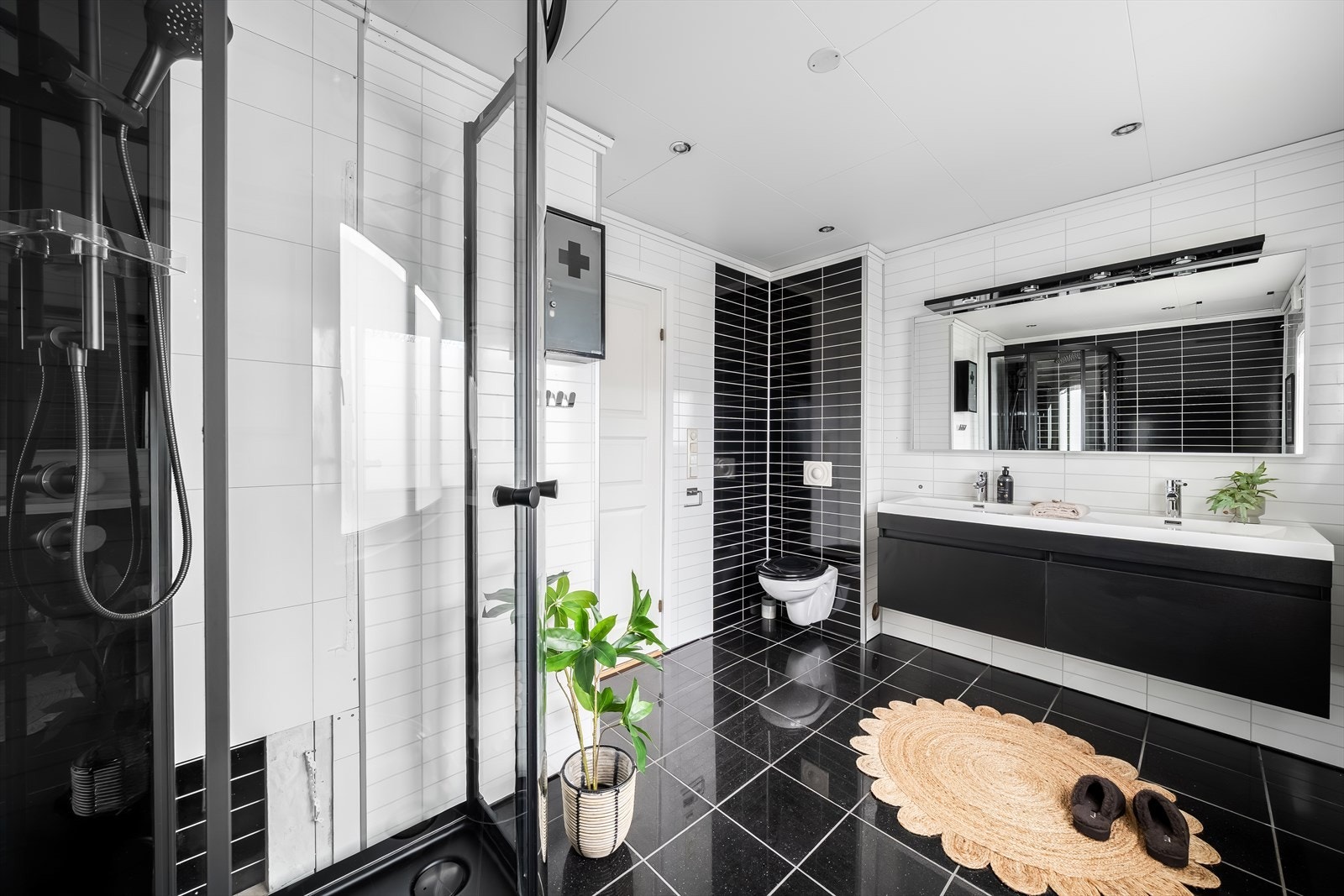 Delikat bad med dusj og vegghengt toalett. Galleribilde