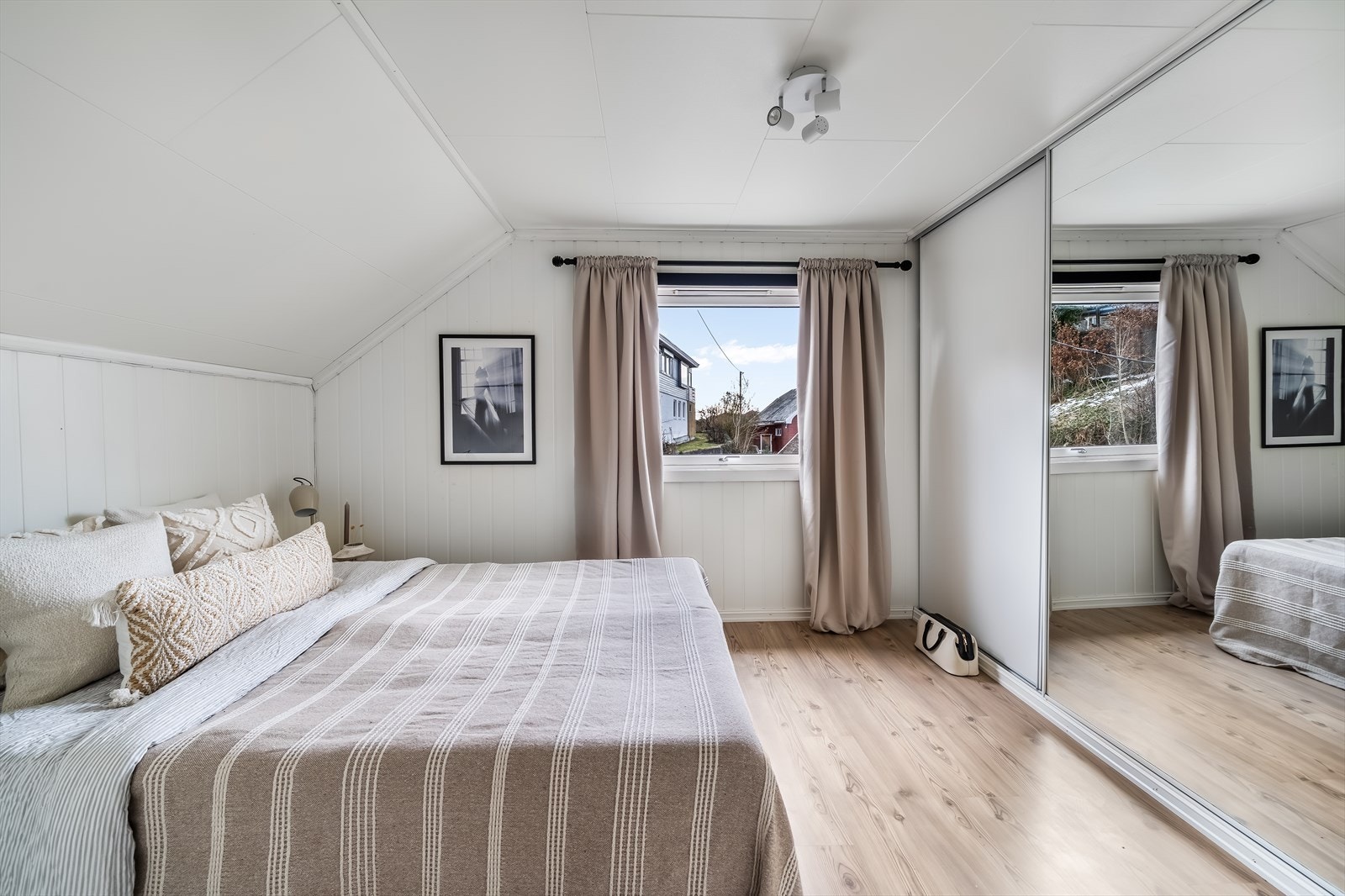 Stor skyvedørsgarderobe på hovedsoverommet. Galleribilde