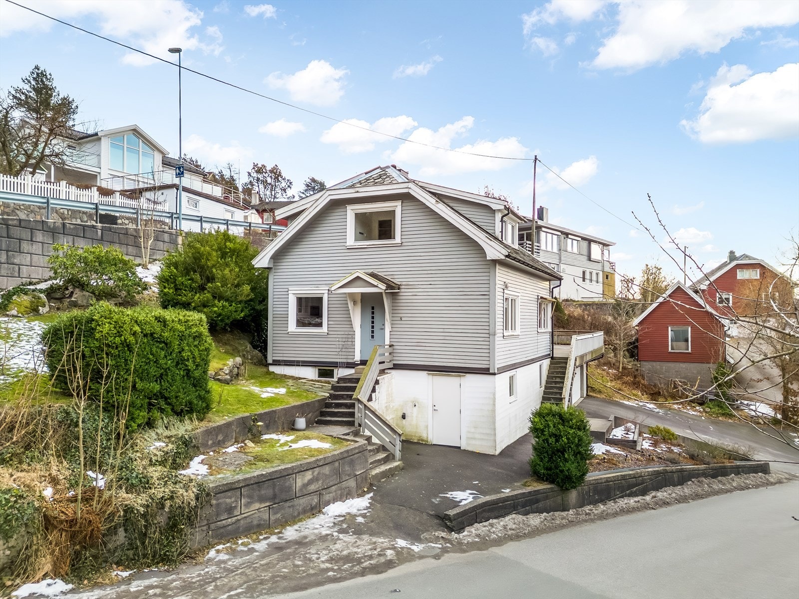 Fasade med inngansparti på siden av boligen. Galleribilde