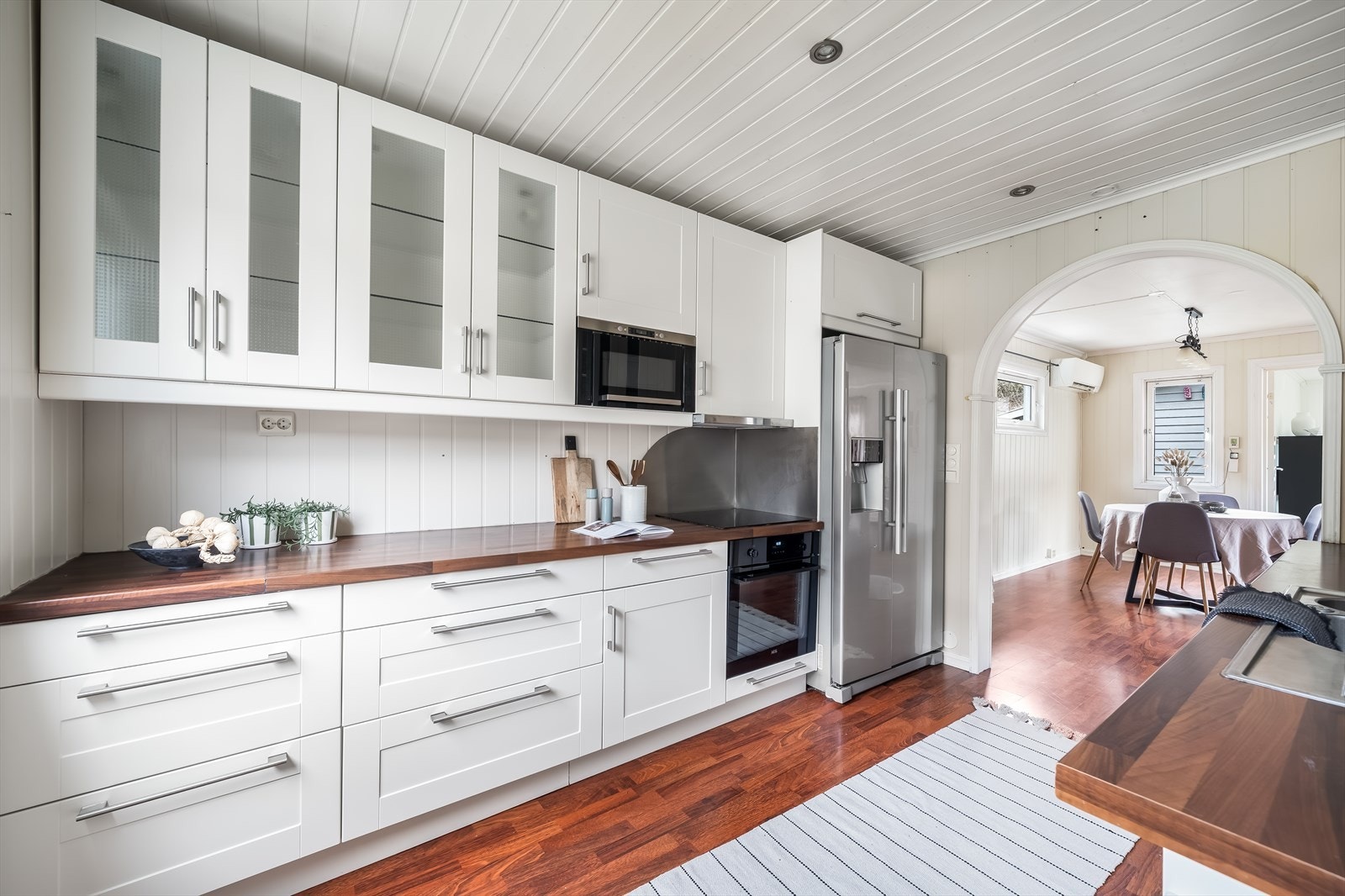 Lyst kjøkken med god skap- og benkeplass. Galleribilde