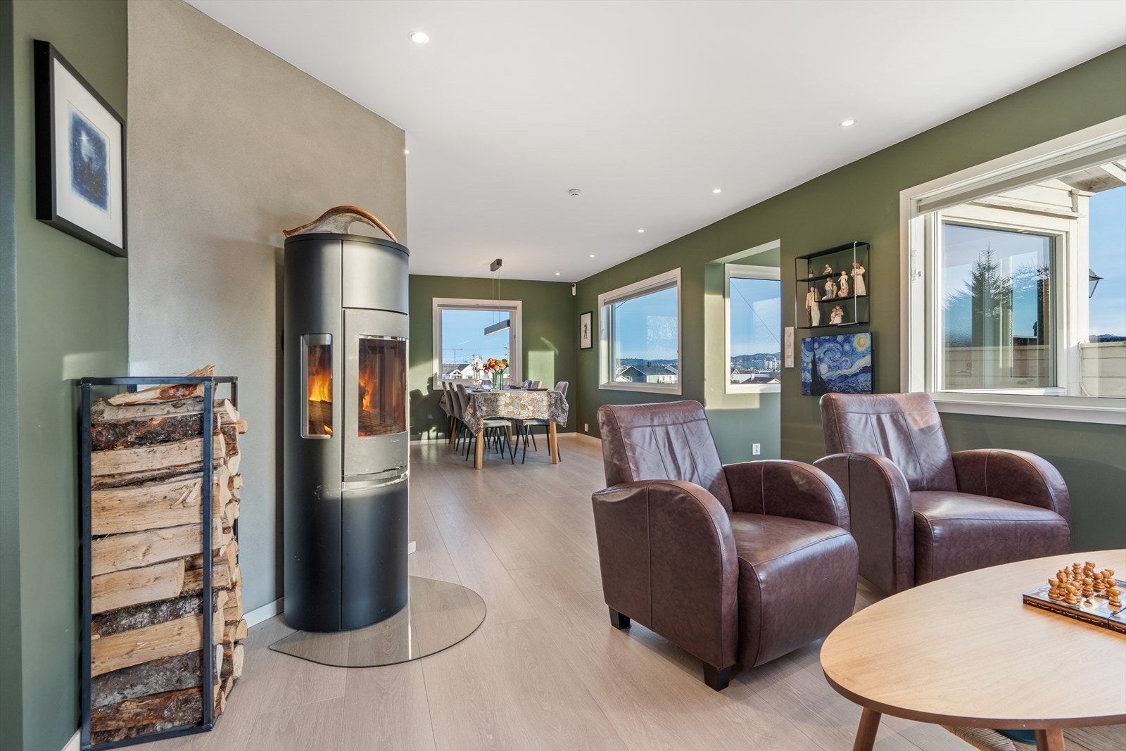 Koselig vinkelstue - stilren vedovn gir lun og god atmosfære på kalde dager Galleribilde