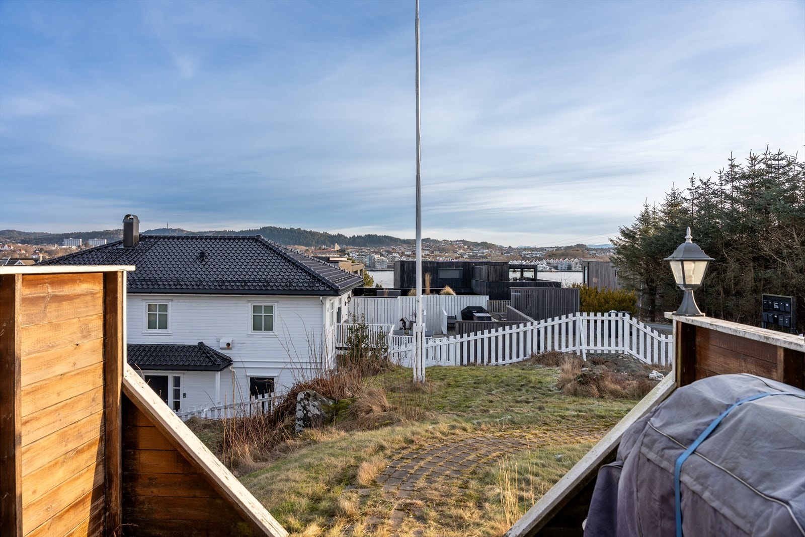 Fra terrasse mot hage Galleribilde