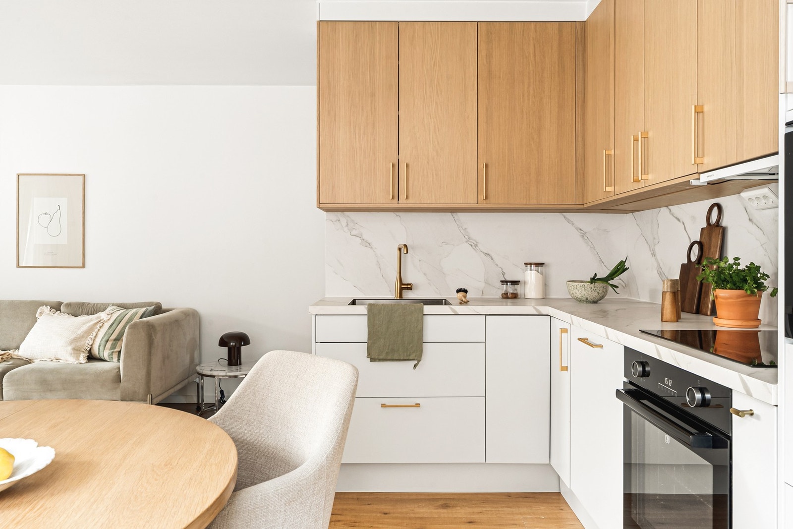 Integrerte hvitevarer består av stekeovn, micro, oppvaskmaskin, platetopp, ventilator og kjøleskap med frysedel. Galleribilde