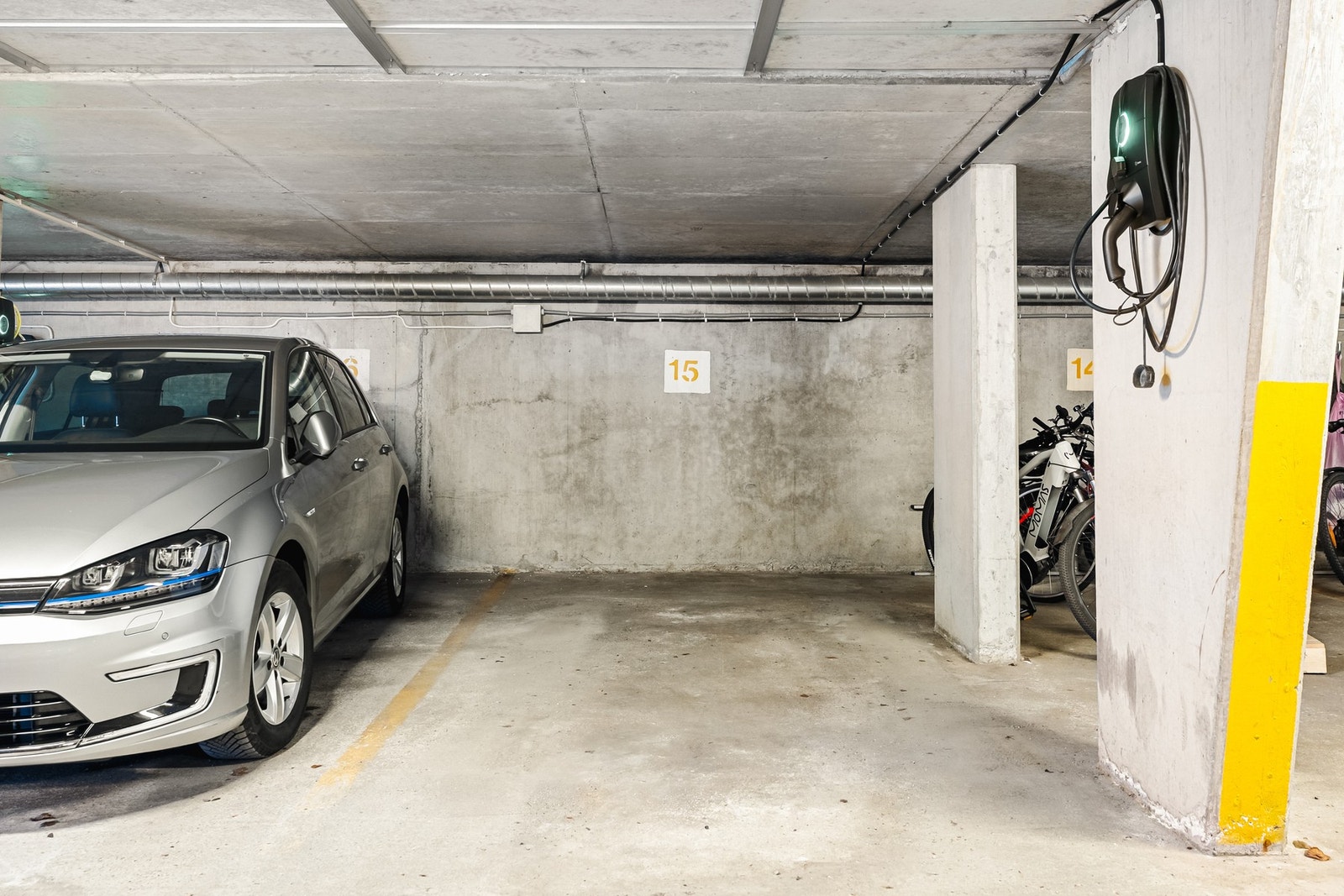 Det følger med parkeringsplass i garasje med el-lader (lader leies fra Elaway). Galleribilde