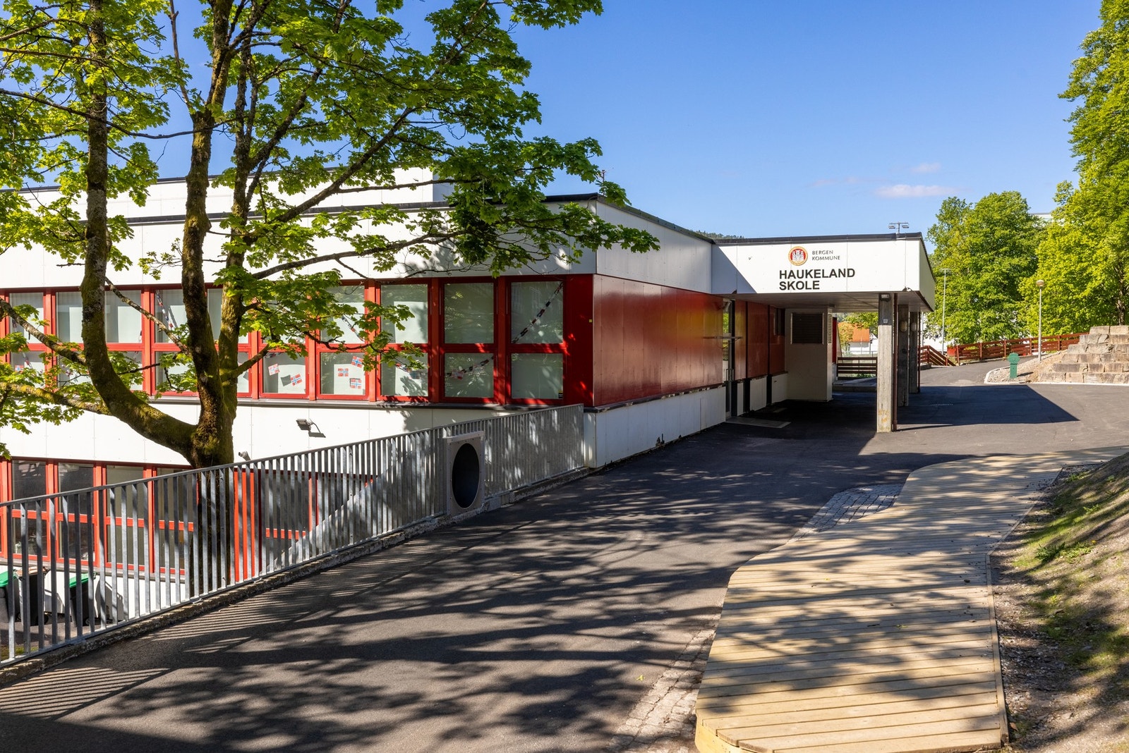 Det er ca. 450 meter fra leiligheten til Haukeland skole. Galleribilde