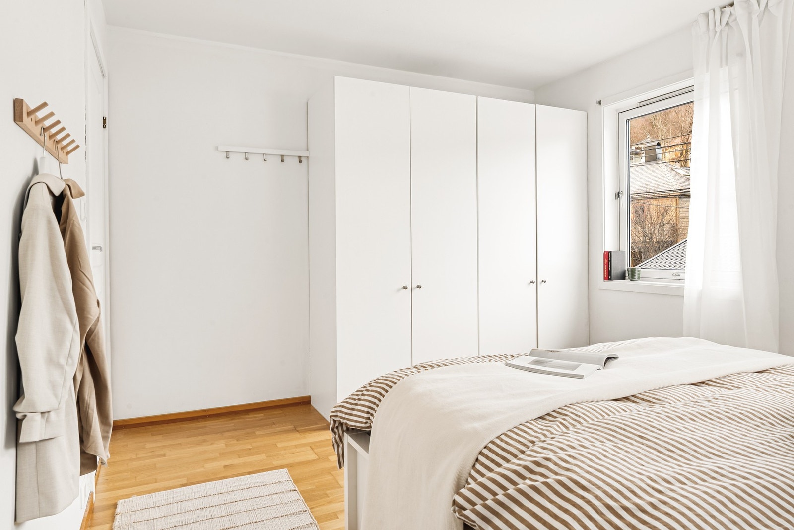 Det er god plass til dobbeltseng og nattbord, samt garderobeløsning. Galleribilde