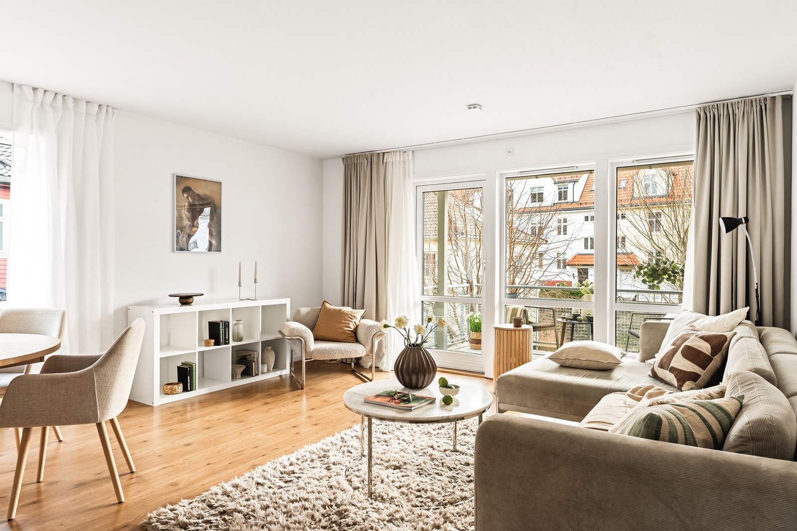 Allrommet er stilrent og har et flott lysinnslipp gjennom store vindusflater. Galleribilde