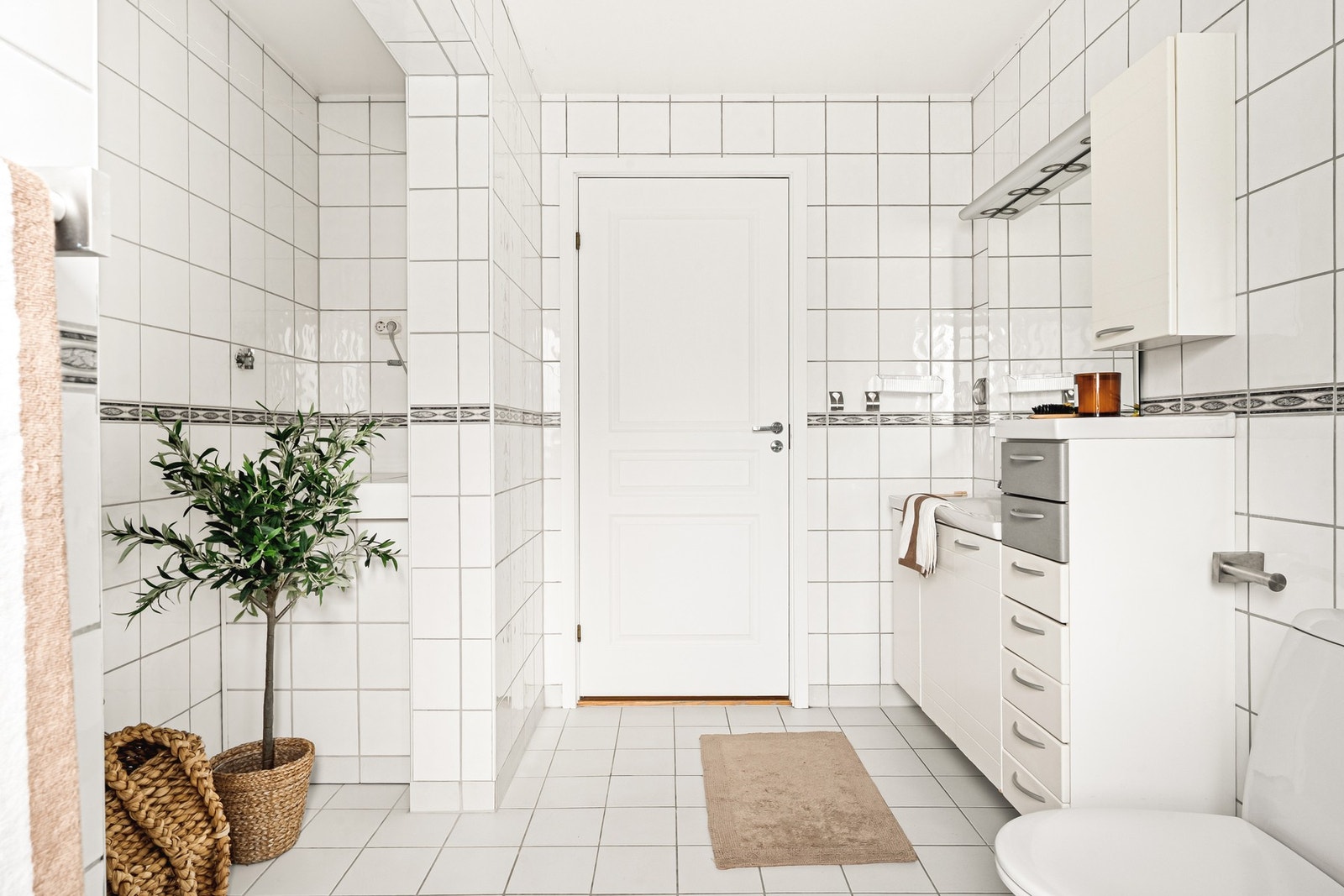 Det er varmekabler i gulv og er innredet med dusjhjørne, toalett, baderomsinnredning, varmtvannstank og opplegg for vaskemaskin. Galleribilde