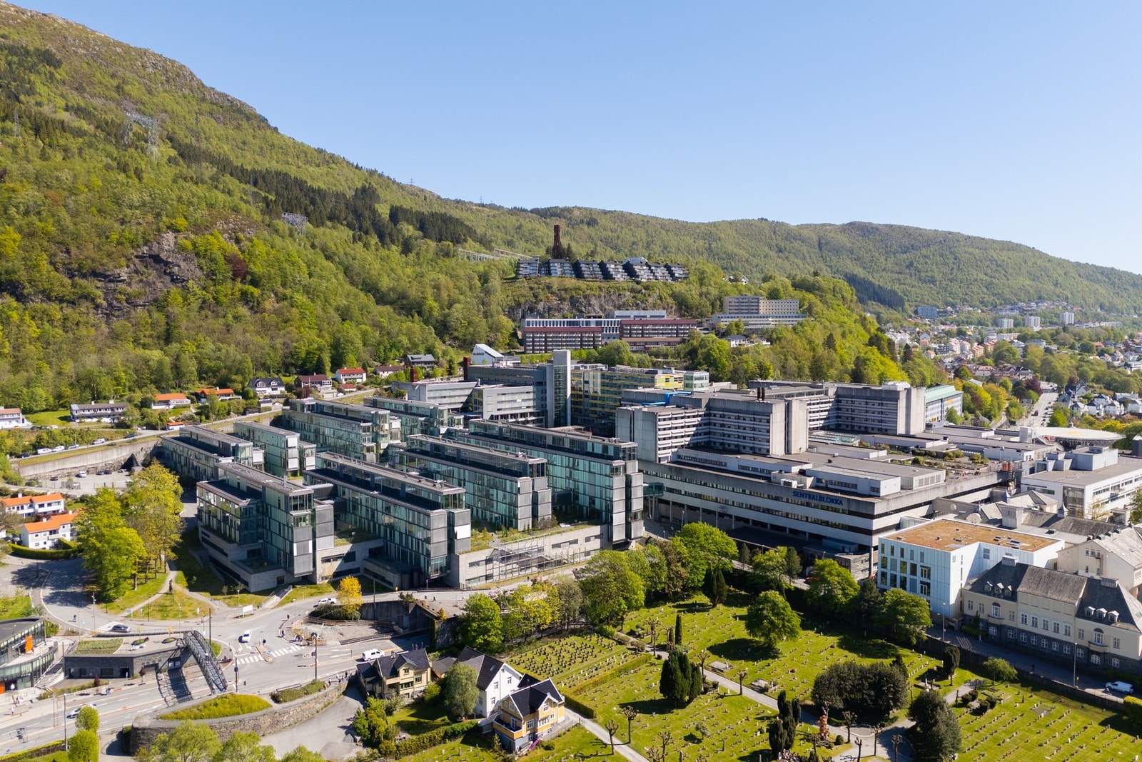 Haukeland Universitetssykehus og Haraldsplass Diakonale Sykehus ligger en liten spasertur unna. Galleribilde