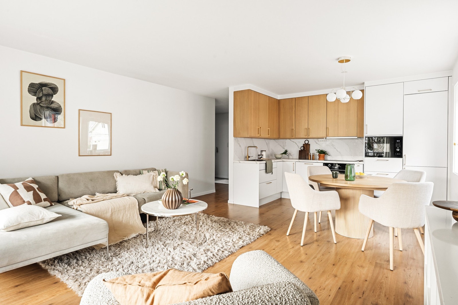 En praktisk utforming av rommet gir plass til både spisebord og sittegruppe. Galleribilde