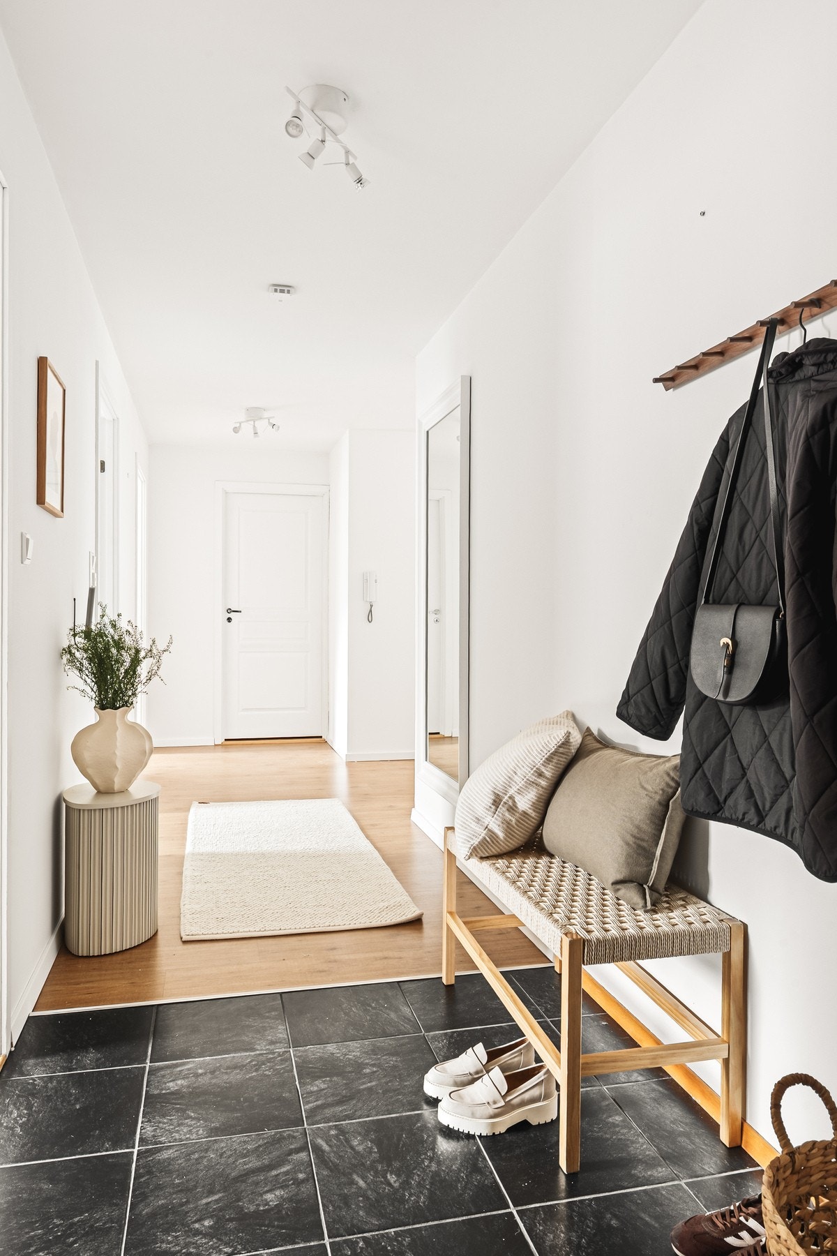 Det er god plass til oppheng av yttertøy og sko, samt varmekabler i gulvet for ekstra komfort. Galleribilde