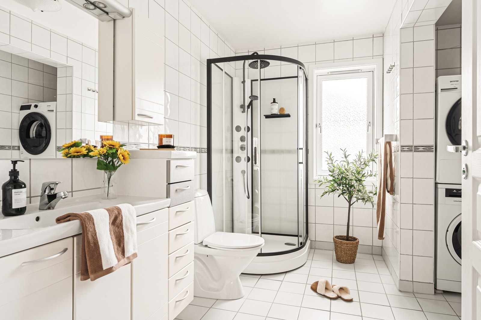 Badet er helfliset og har en slett malt tak. Galleribilde