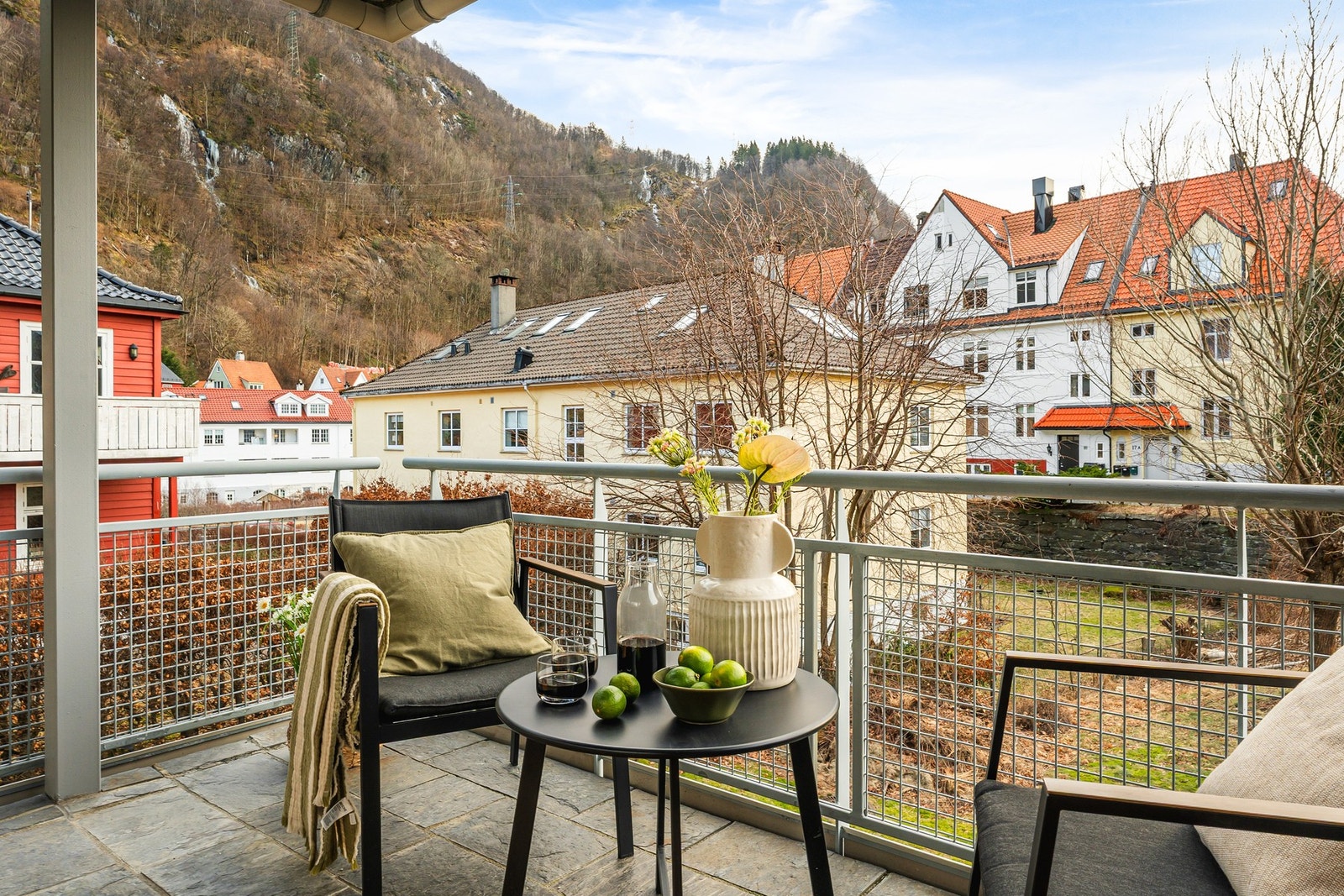 Fra stuen er det utgang til balkong på 7 kvm. Galleribilde