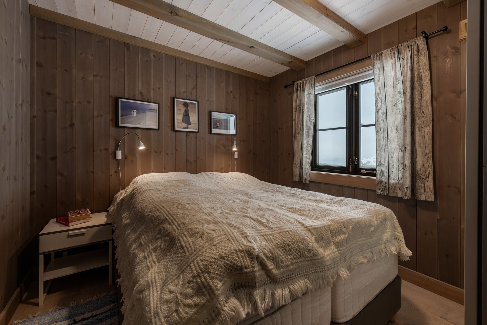 Hytten har fire koselige soverom Galleribilde