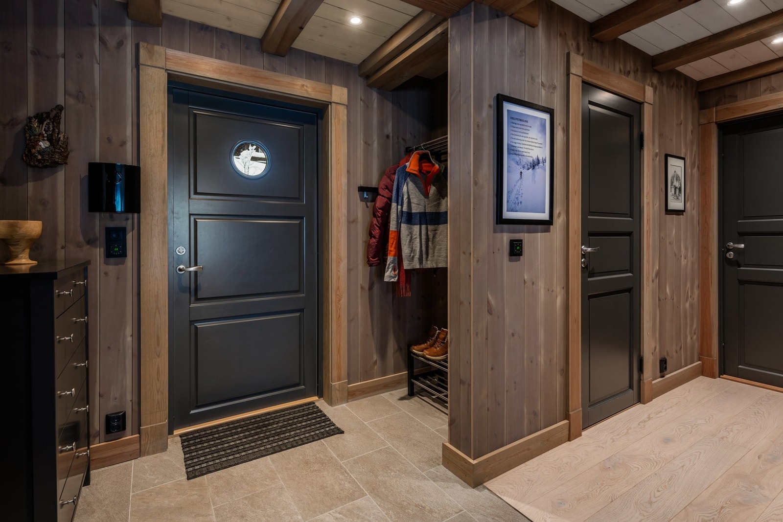 Hytten har en lun og behagelig atmosfære Galleribilde