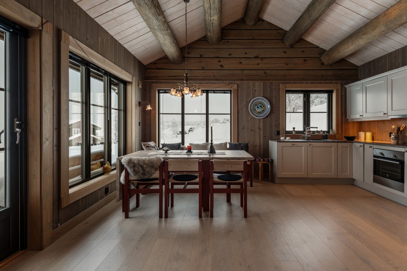 Lekkert kjøkken med god plass til spisebord Galleribilde