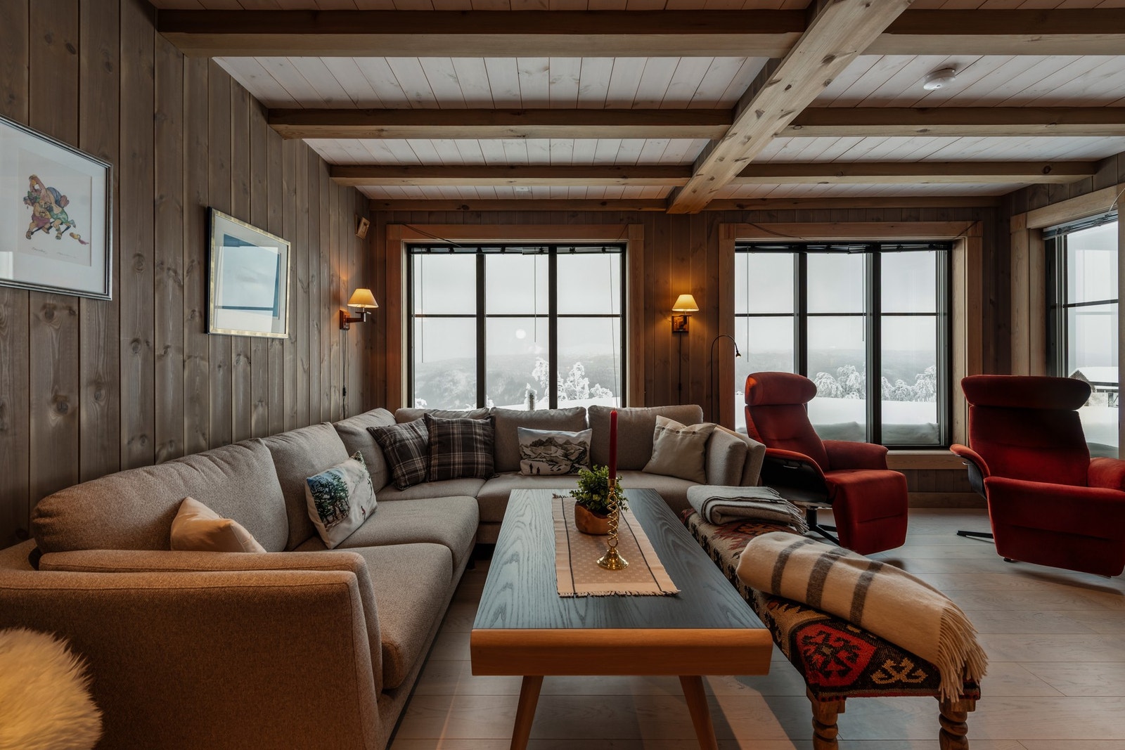 Stuen har store vindusflater som gir godt med naturlig lys Galleribilde