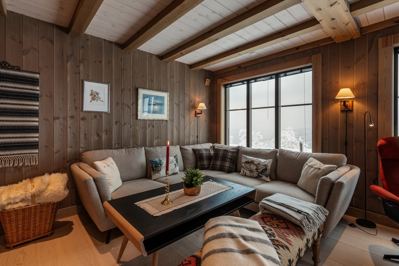 Kryp opp i sofakroken med en varm kopp med kakao og nyt stillheten Galleribilde