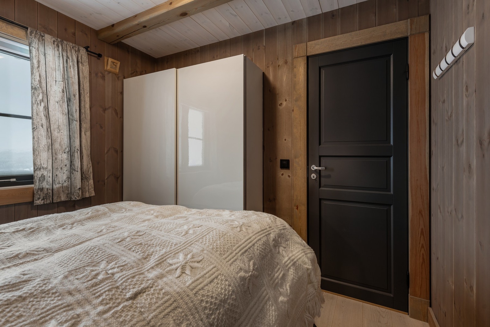 Soverommet har plass til garderobeskap Galleribilde