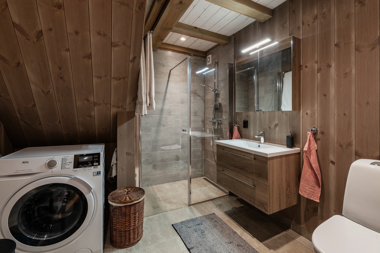 Lekkert bad med opplegg for vaskemaskin Galleribilde