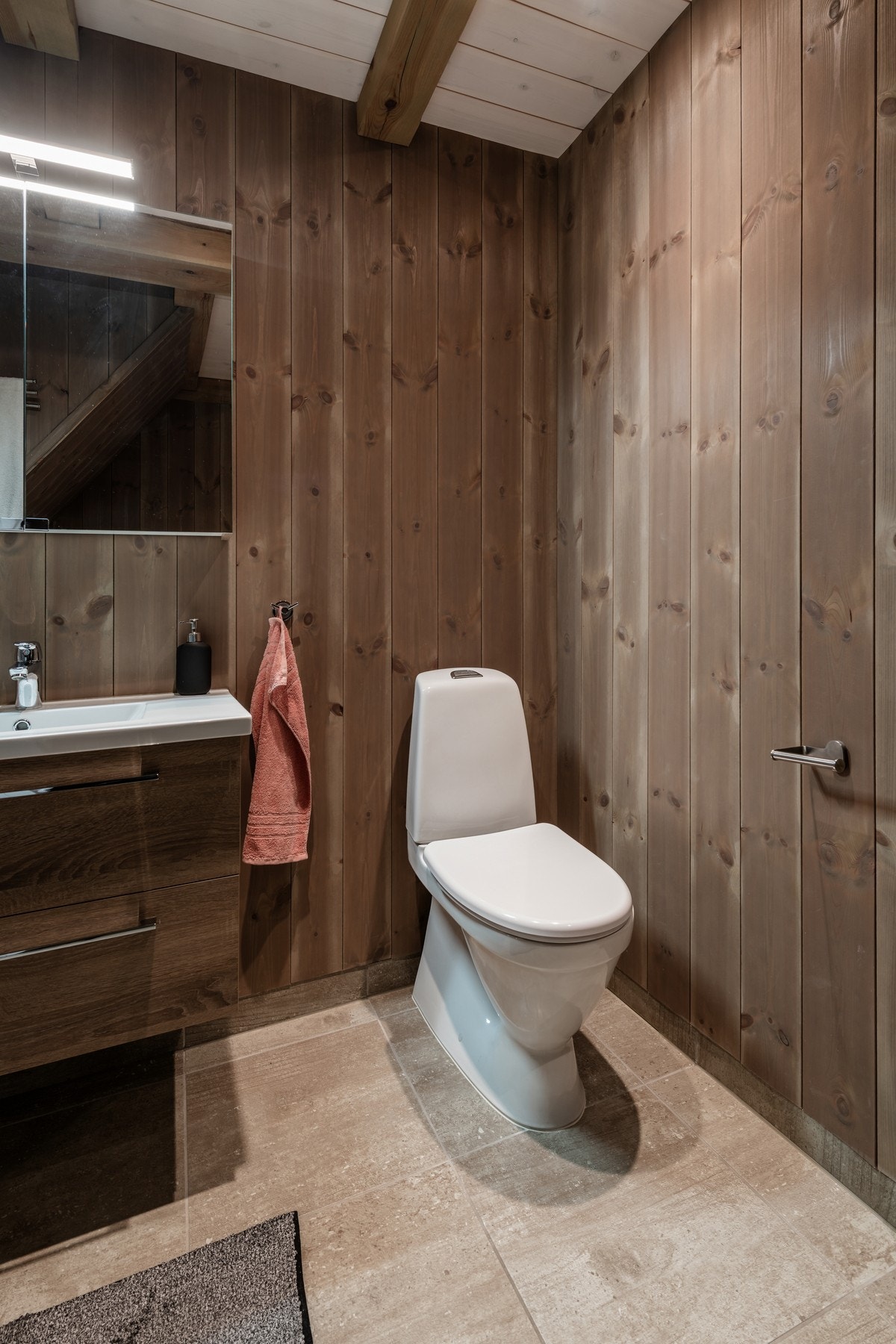 Badet har servantinnredning, håndvask, toalett og dusj Galleribilde