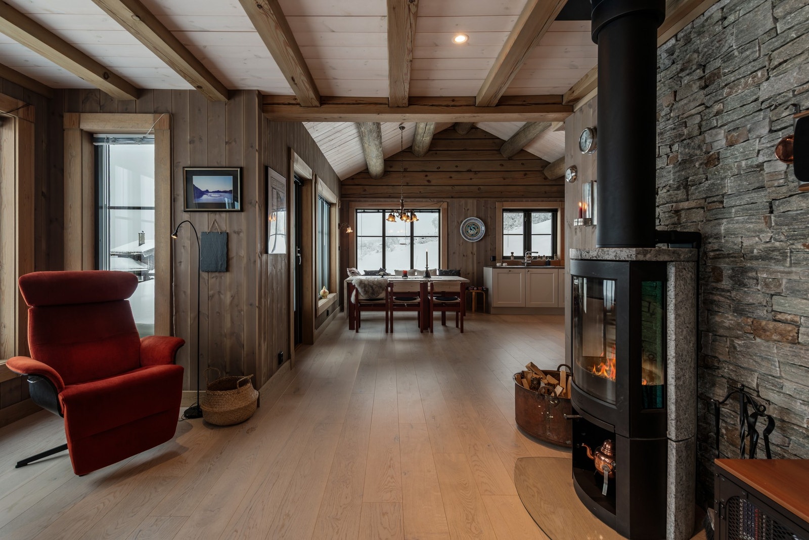 Hytten har en praktisk planløsning Galleribilde