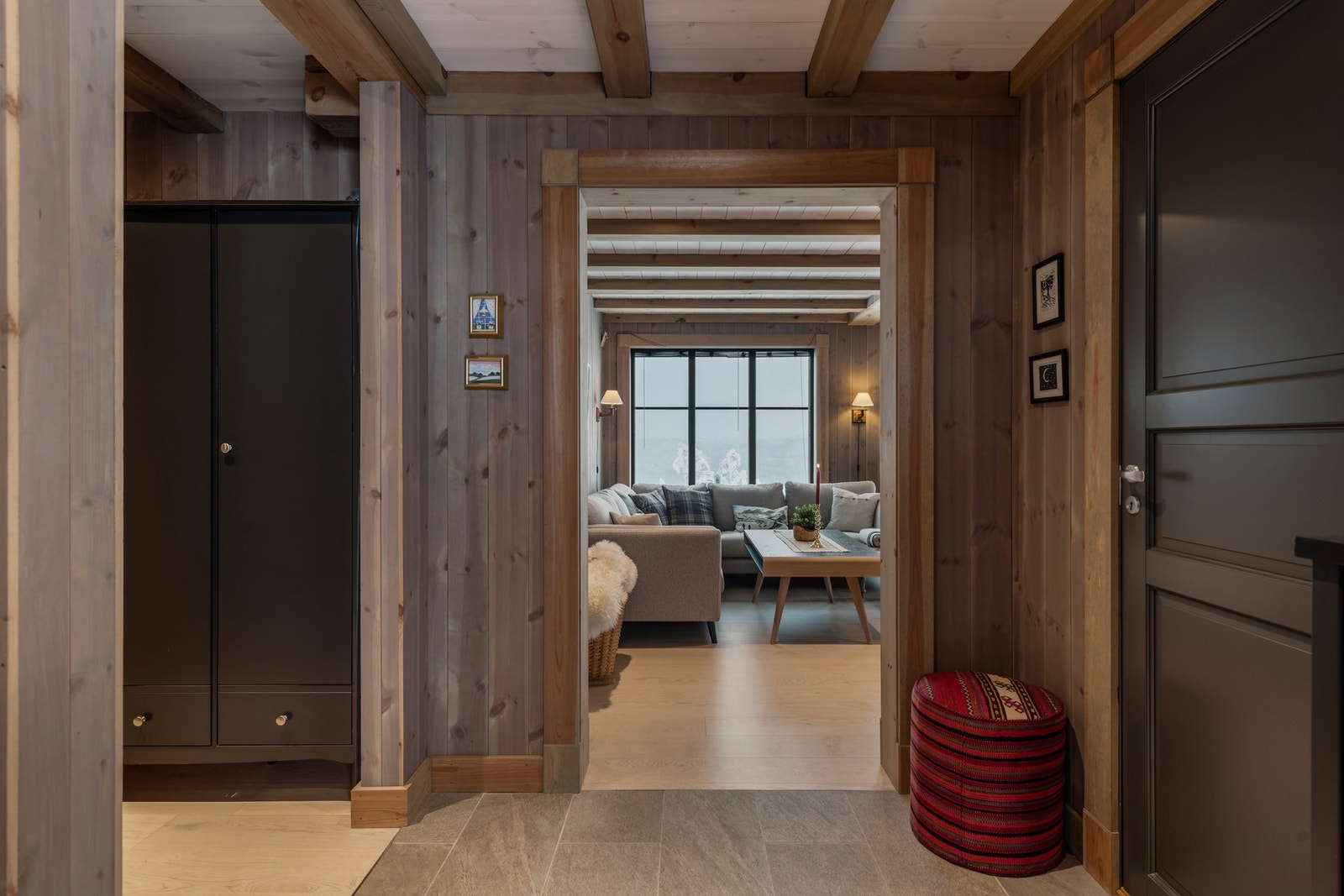 Romslig entré Galleribilde