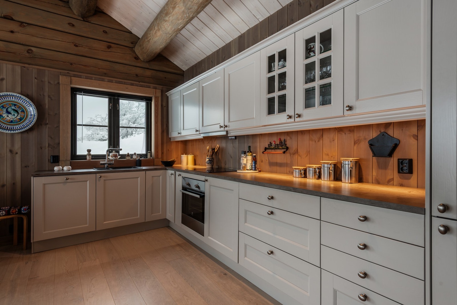 Kjøkkenet har integrerte hvitevarer Galleribilde