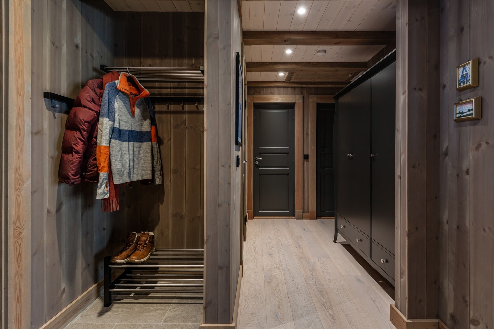 Romslig gang/entré Galleribilde