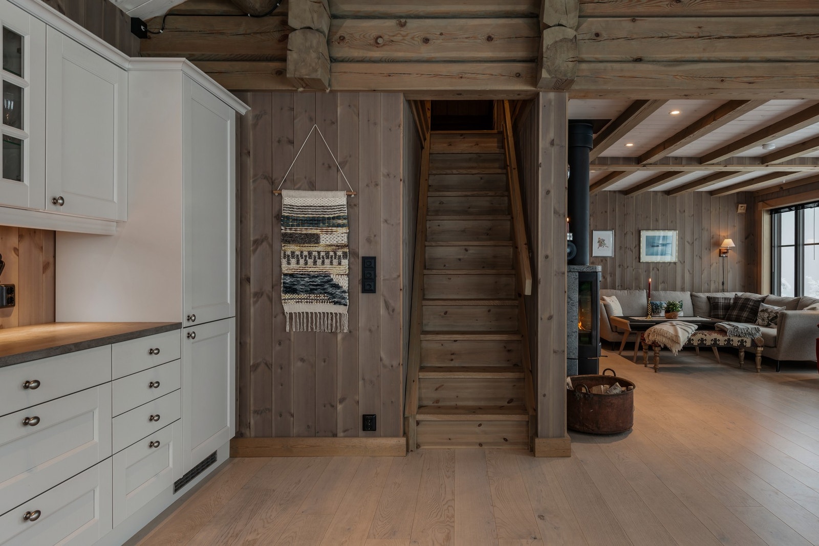 Opp trappen kommer man til hyttens hemsetasje Galleribilde