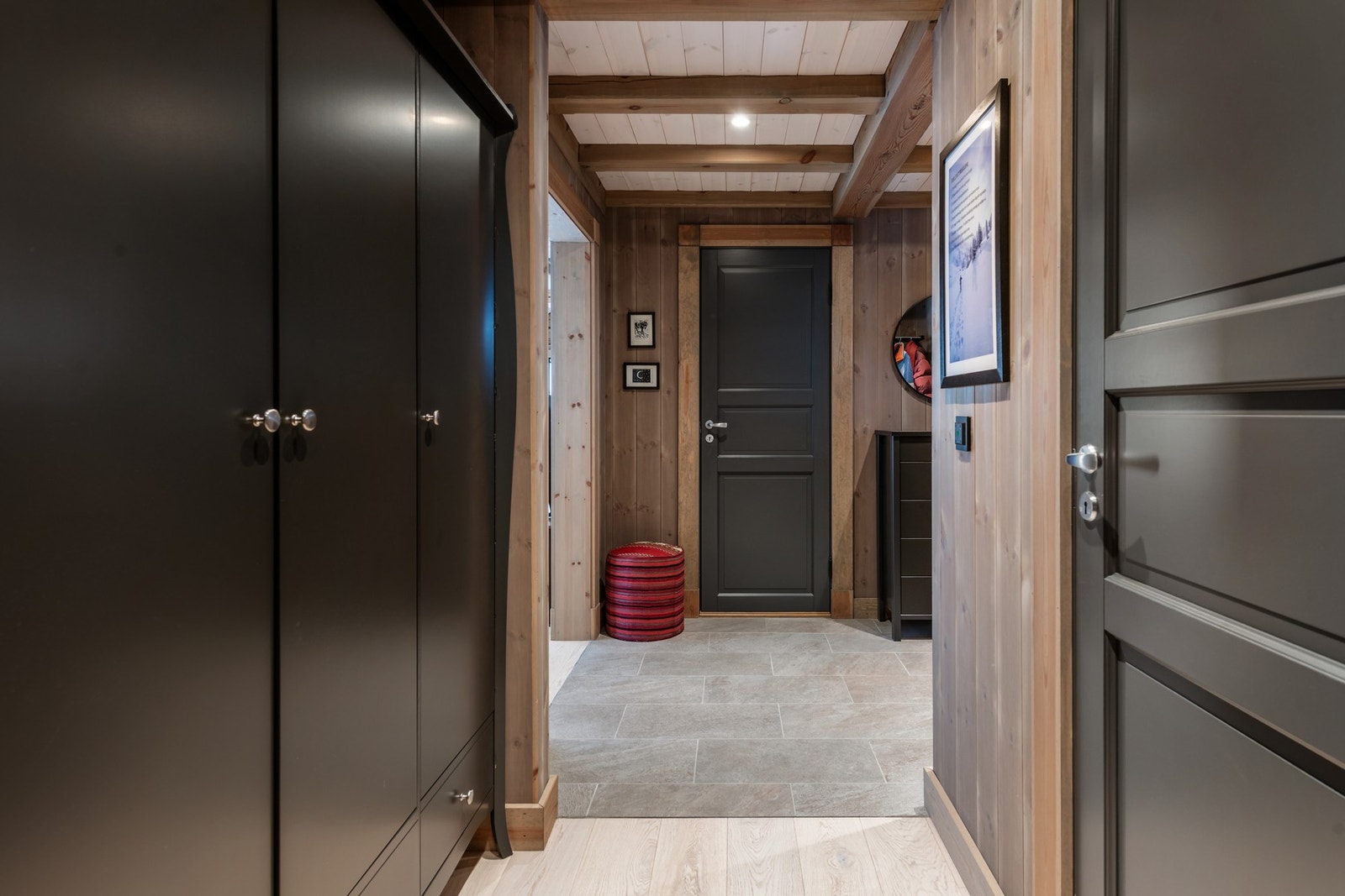 Romslig entré Galleribilde