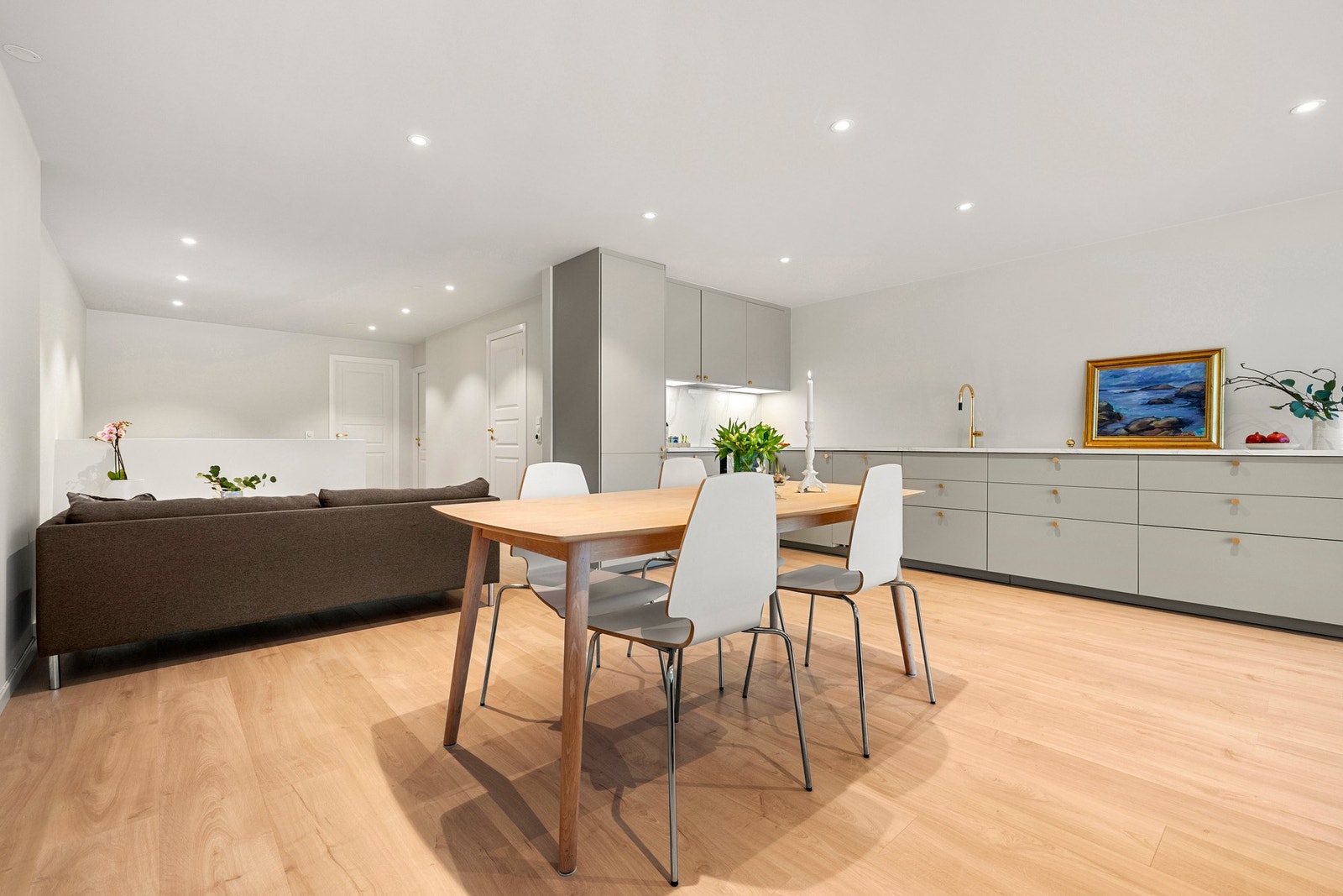 Man kan enkelt innrede med et stort langbord med rom for både familie og venner. Galleribilde