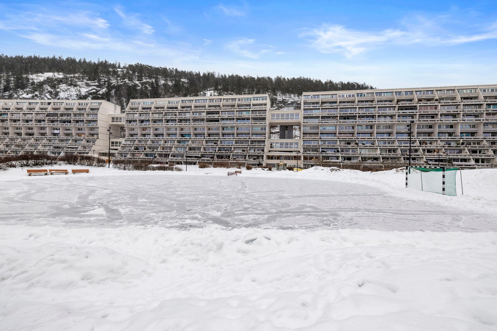 Meget etterspurt beliggenhet i et rolig og tilbaketrukket område, samtidig som man har nærhet til alt man trenger. Galleribilde