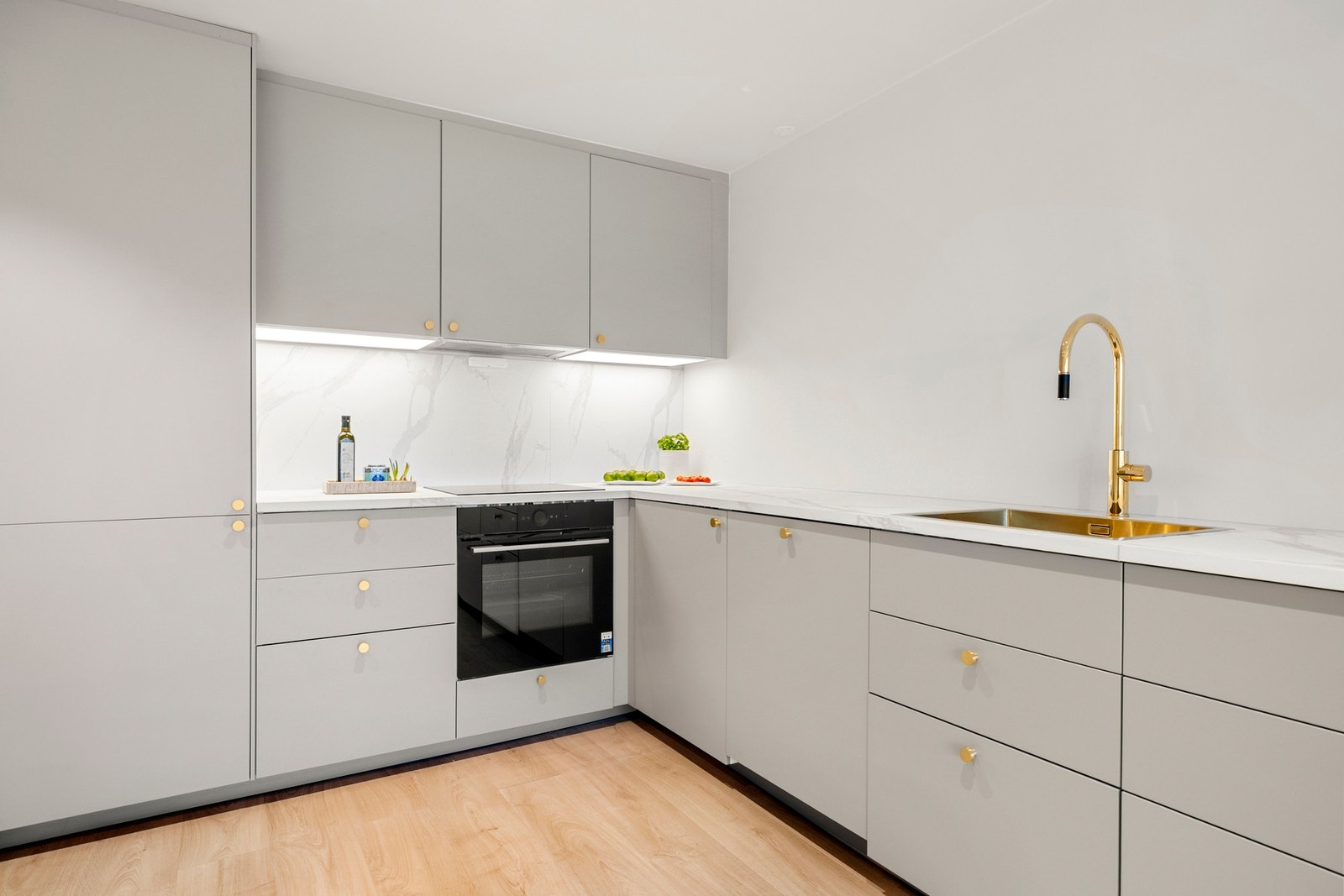 Innredningen har slette fronter og benkeplate av laminat med nedfelt oppvaskkum i rustfritt stål. Galleribilde