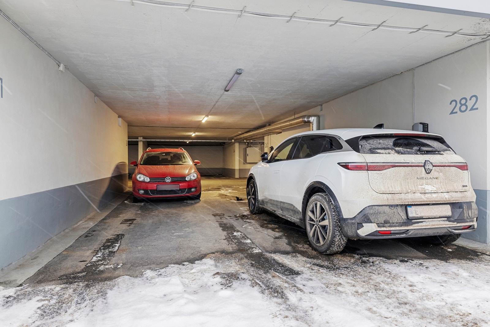 Med leiligheten følger garasjeplass i felles anlegg. Det er også gjesteparkering i sameiet. Galleribilde