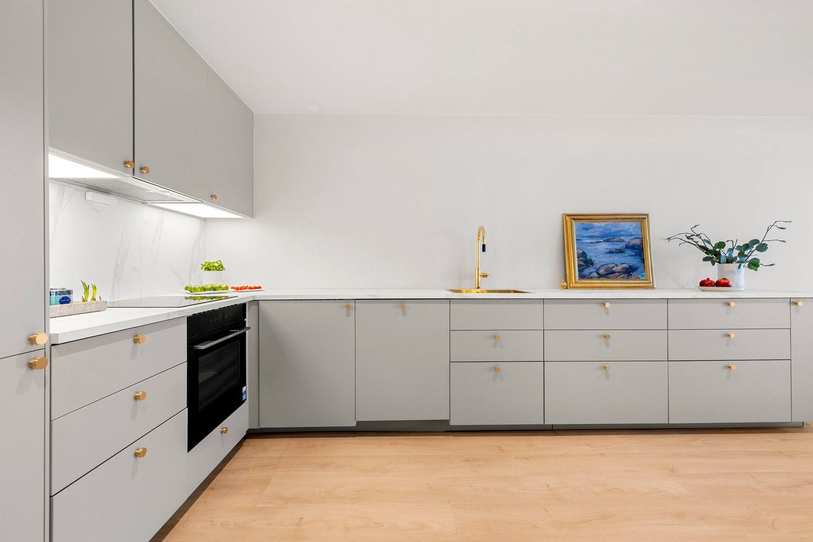 Integrerte hvitevarer gir kjøkkenet et godt helhetsuttrykk, og består av kjøleskap med fryser, oppvaskmaskin, stekeovn og induksjonstopp. Ventilator med kullfilter plassert i overskap. Det er montert komfyrvakt og lekkasjestopper. Galleribilde