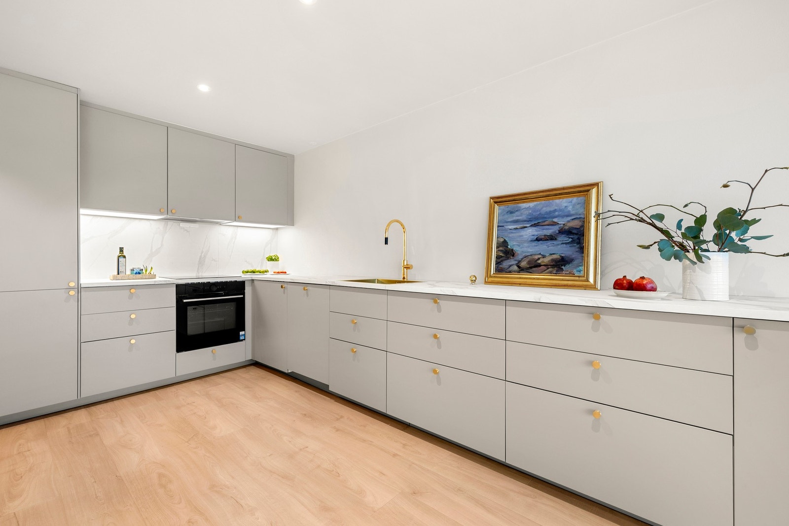 Kjøkkenet har en fin kombinasjon av skap- og benkeplass for både oppbevaring og matlaging. Galleribilde