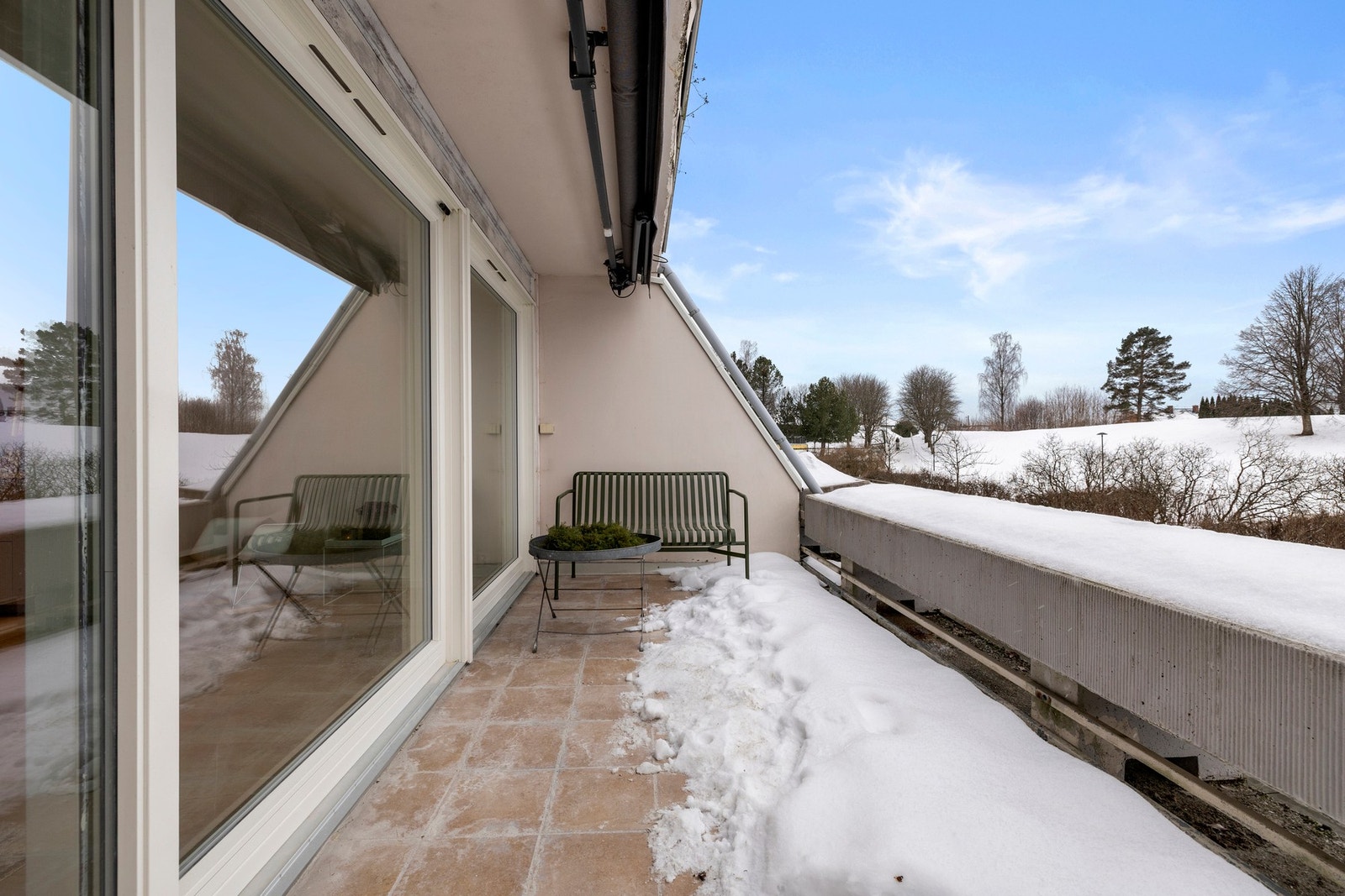 Her ligger alt til rette for å kunne trives. Praktisk elektrisk markise styrt med kontroll. Galleribilde