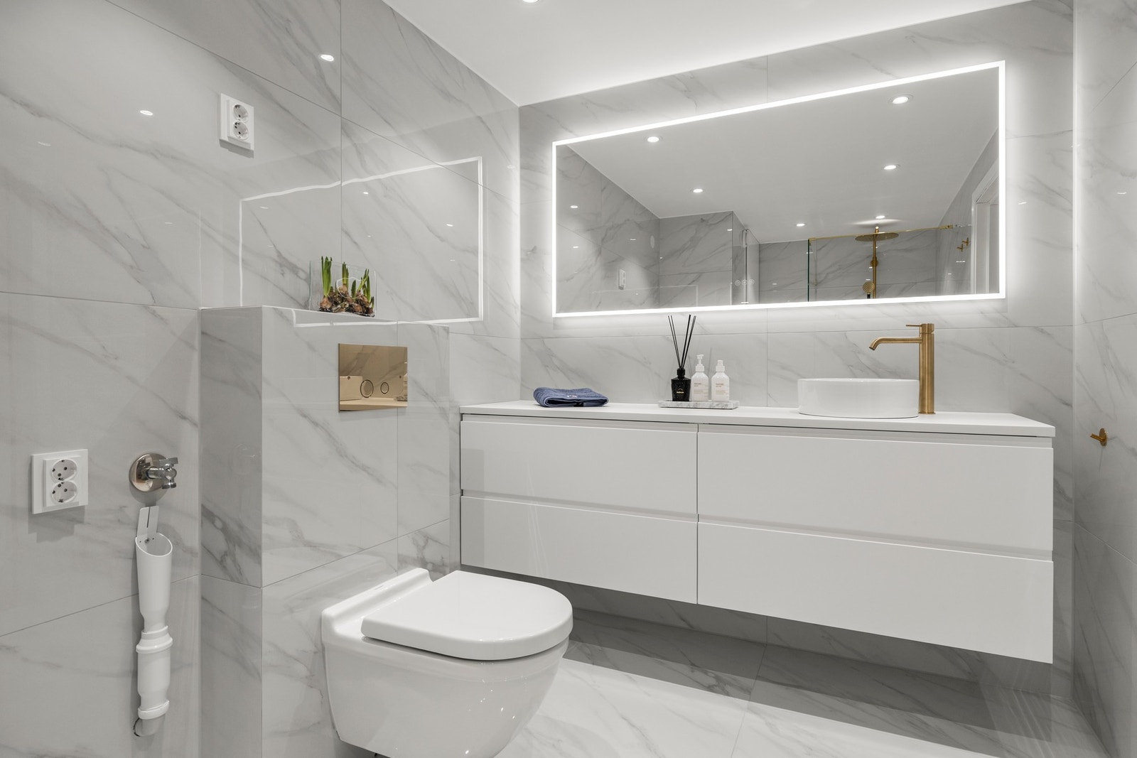 Stort speil med LED-belysning. Galleribilde