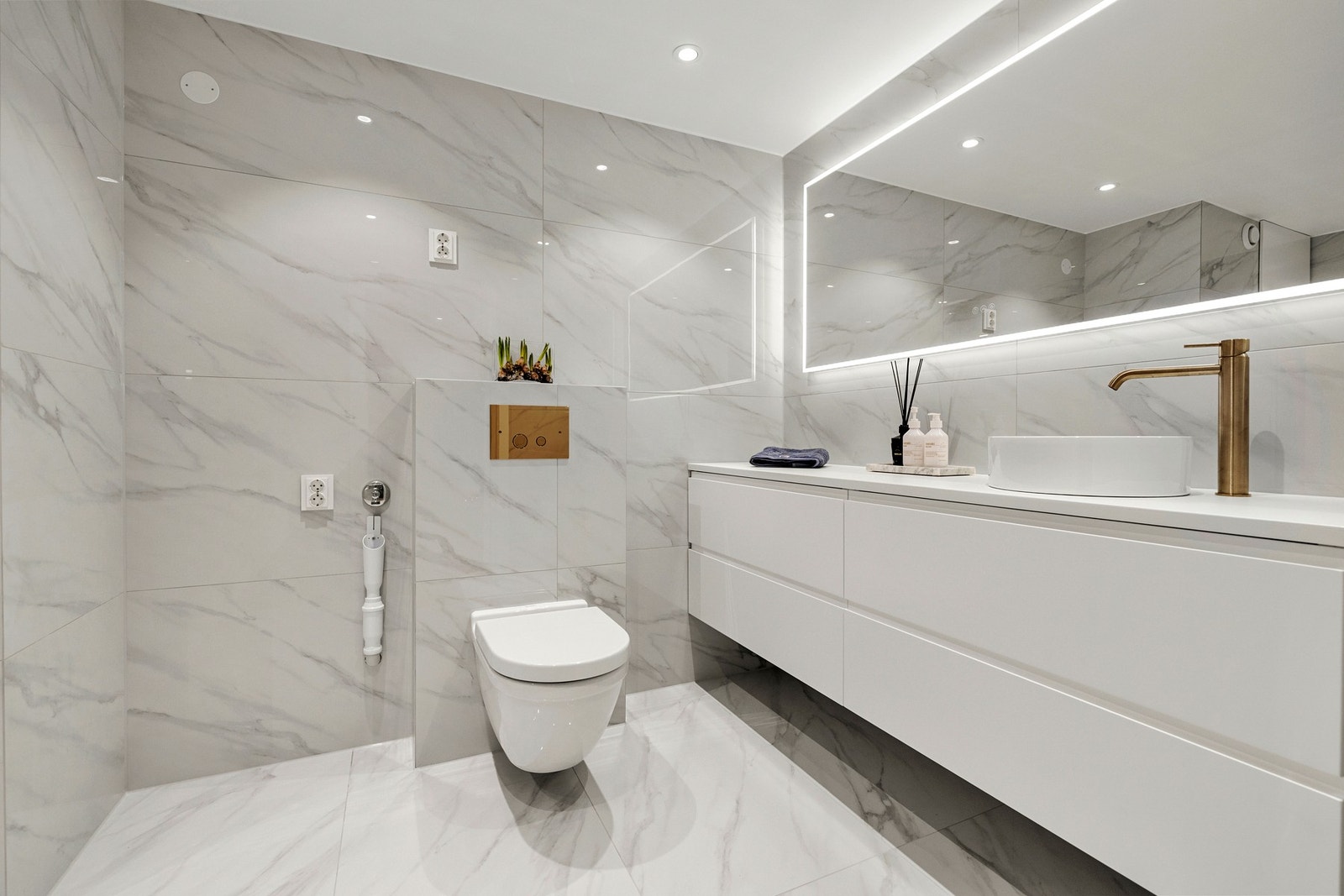 Nytt, helfliset bad fra 2026 med high-end utstyr. All VVS i leiligheten er nytt (ned til sameiets rørstammer). Galleribilde