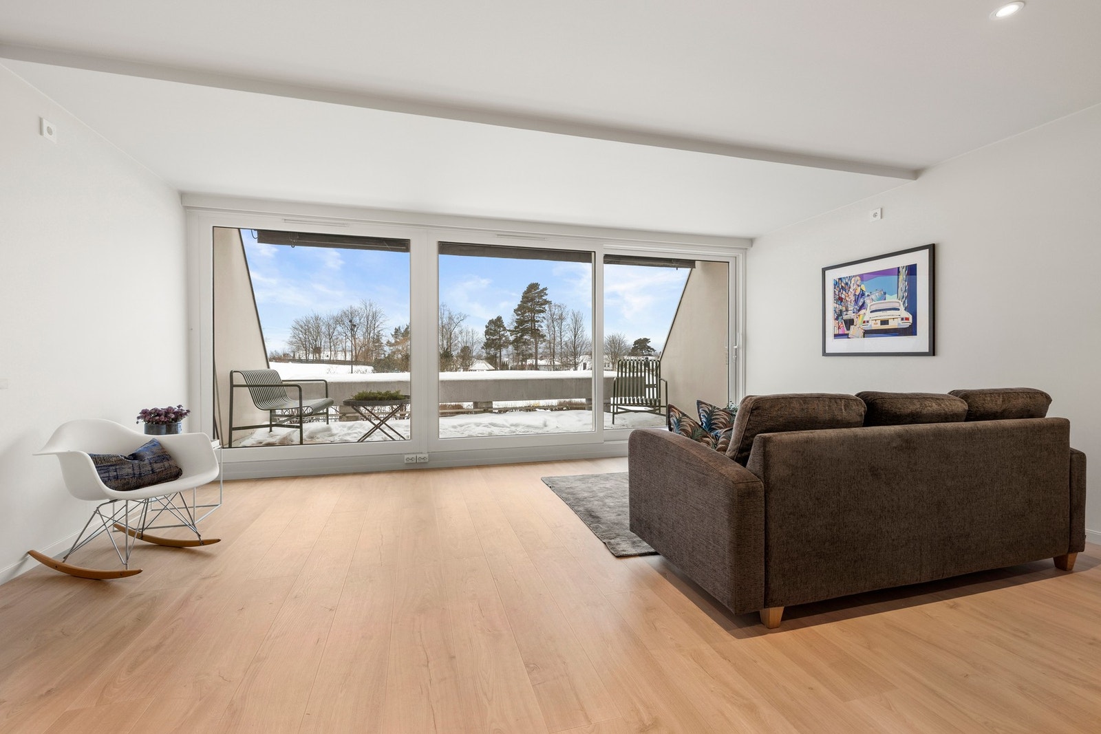 Det er rikelig med naturlig lys i leiligheten fra store vindusflater som strekker seg fra gulv til tak. Galleribilde