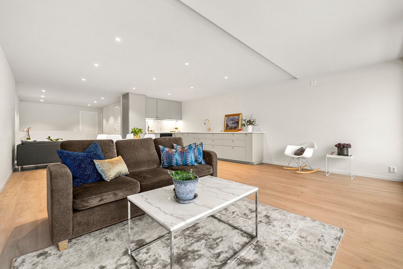 Den åpne planløsningen gjør det enkelt å innrede. Det er god plass til sofa, stoler, bord og tilhørende mediemøblement. Galleribilde