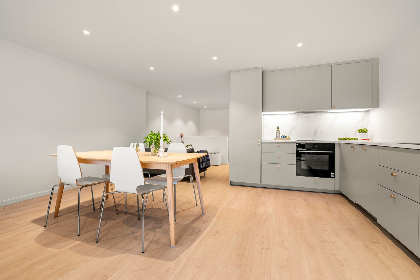 Lekker kjøkkeninnredning fra 2026 med flotte detaljer i messing, samt nye og ubrukte hvitevarer fra Siemens og Bosch . Galleribilde