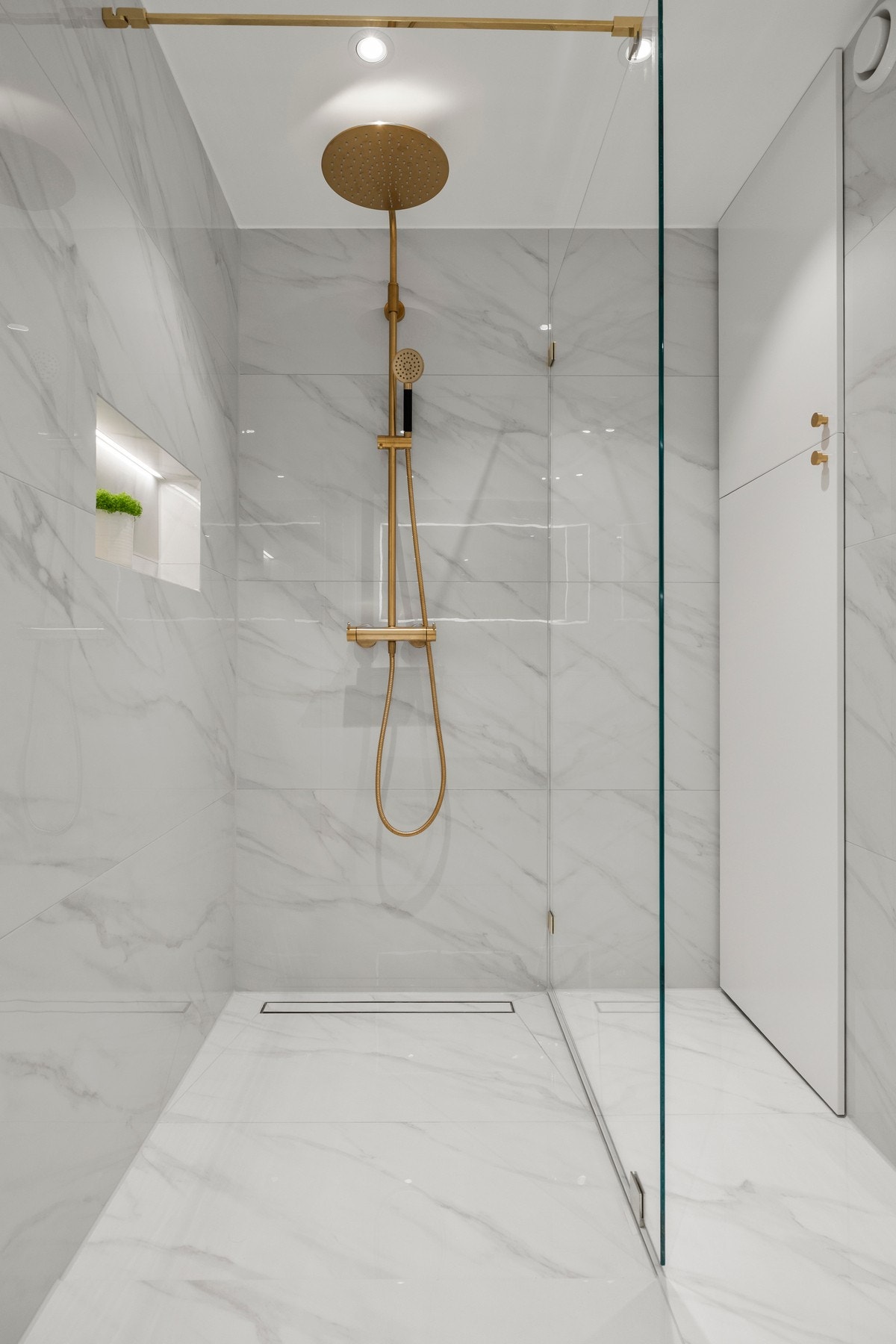 Det er bygget inn en romslig dusjnisje med regnfallsdusj gir spafølelse i hverdagen. Galleribilde