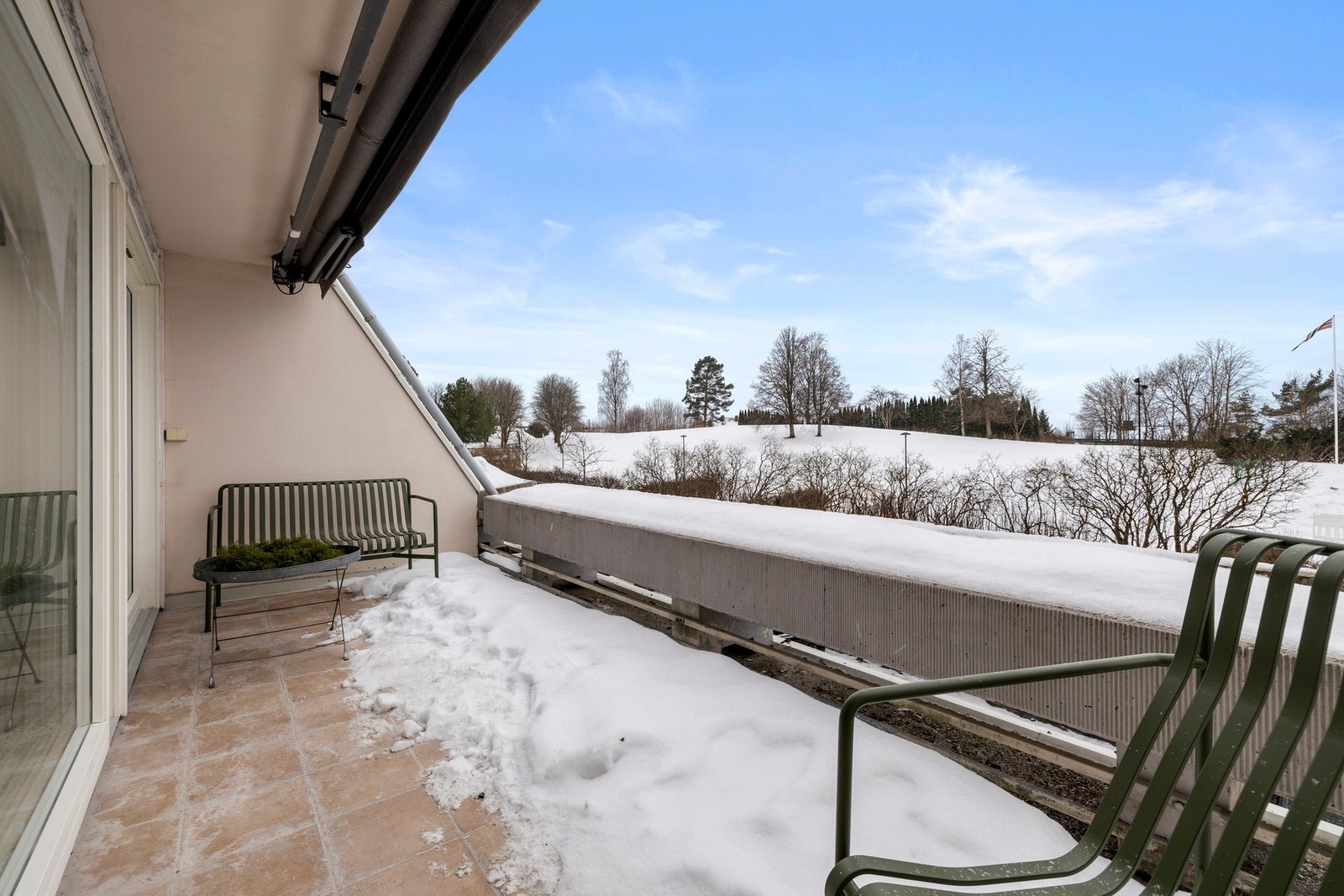 Leiligheten har en stor terrasse på hele 11 kvm. Den er vestvendt og har meget gode solforhold. Galleribilde