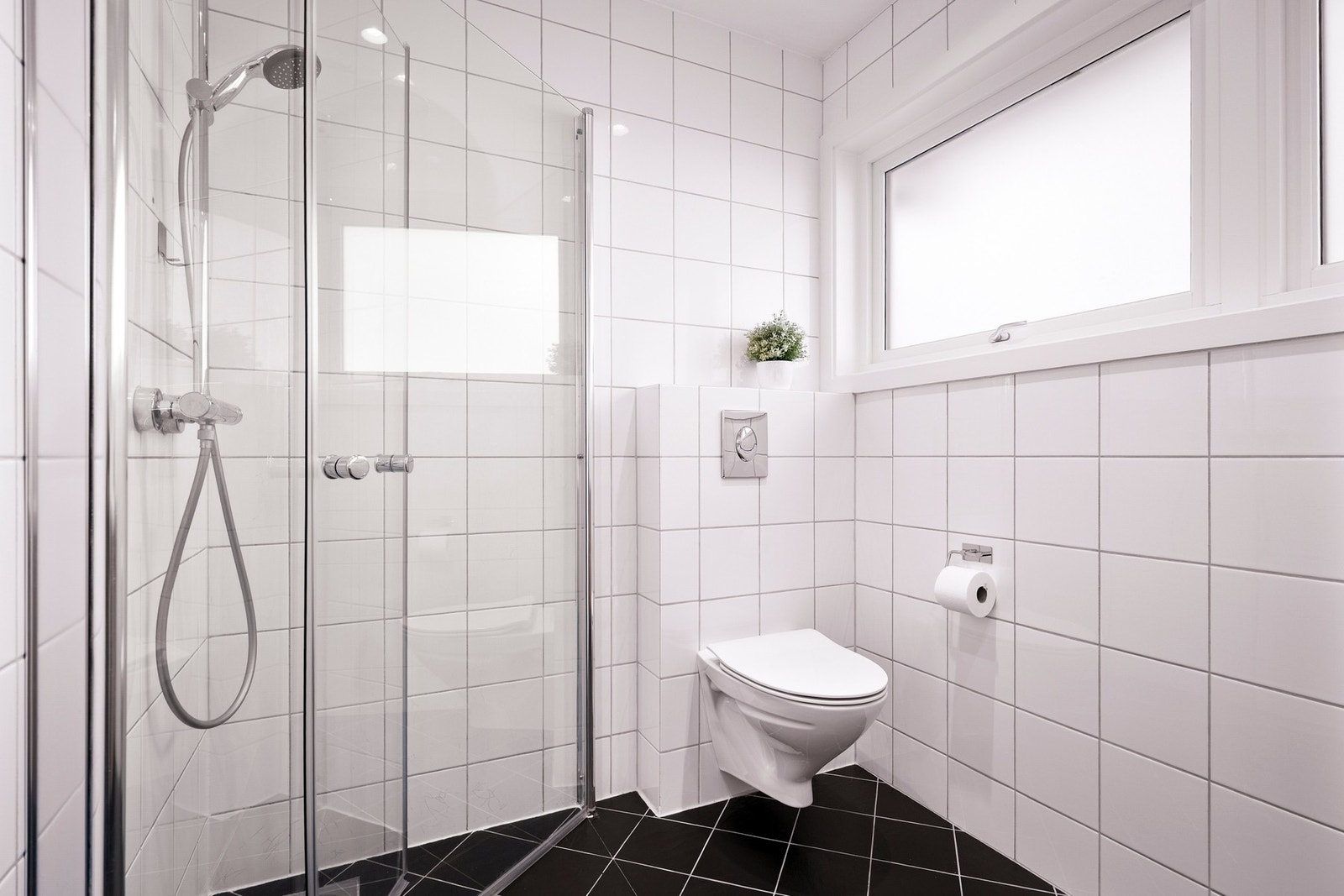 Det er nylig oppgradert med nytt vegghengt baderomsmøbel i 2026 Galleribilde