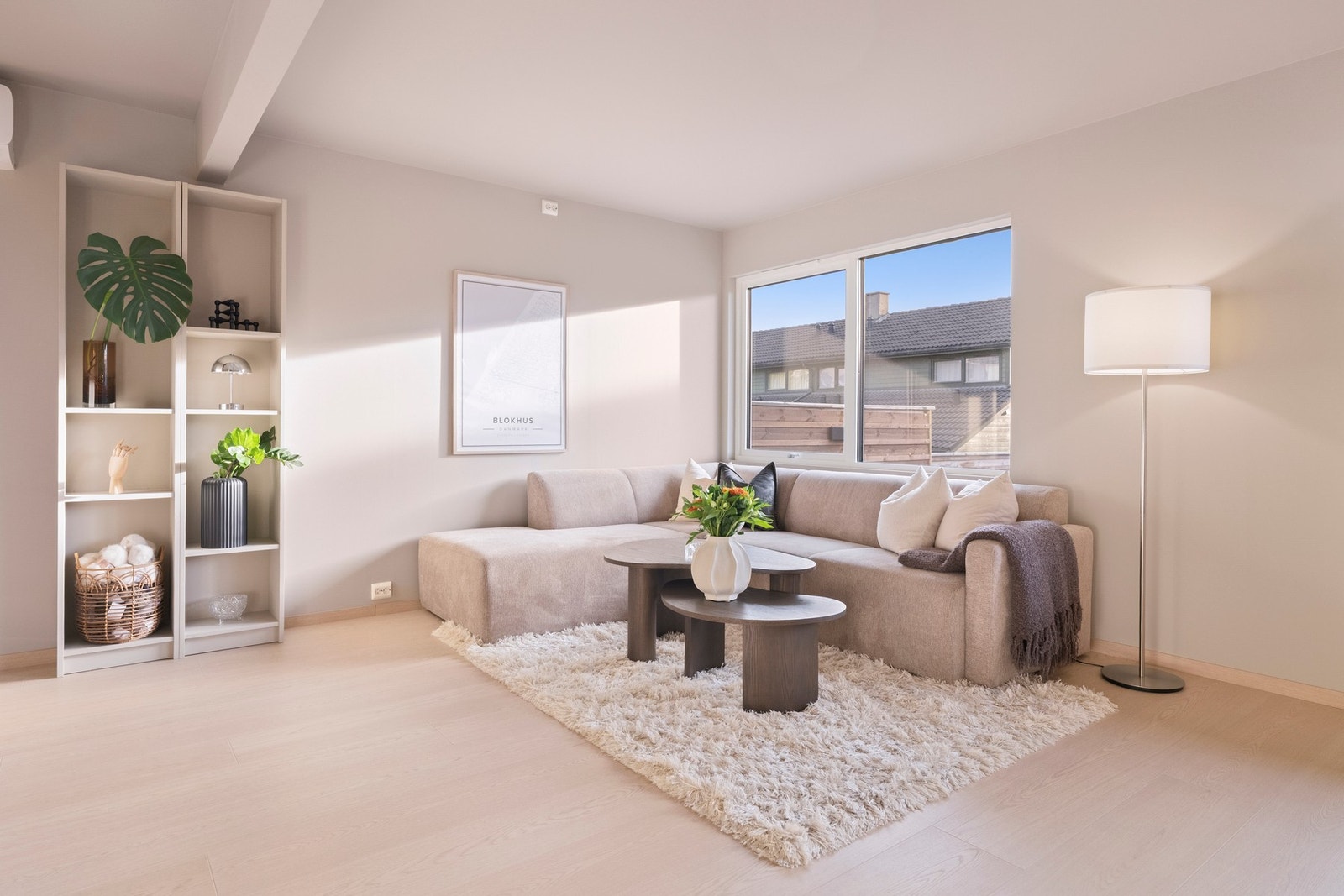 Stuen er romslig og lys, med store vindusflater som slipper inn rikelig med dagslys og skaper en behagelig romfølelse. Galleribilde