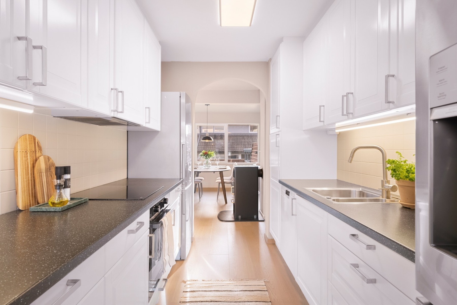 Kjøkkenet er godt utstyrt med nyere hvitevarer, herunder platetopp og kjøkkenvifte fra 2021 samt stekeovn fra 2025. Galleribilde