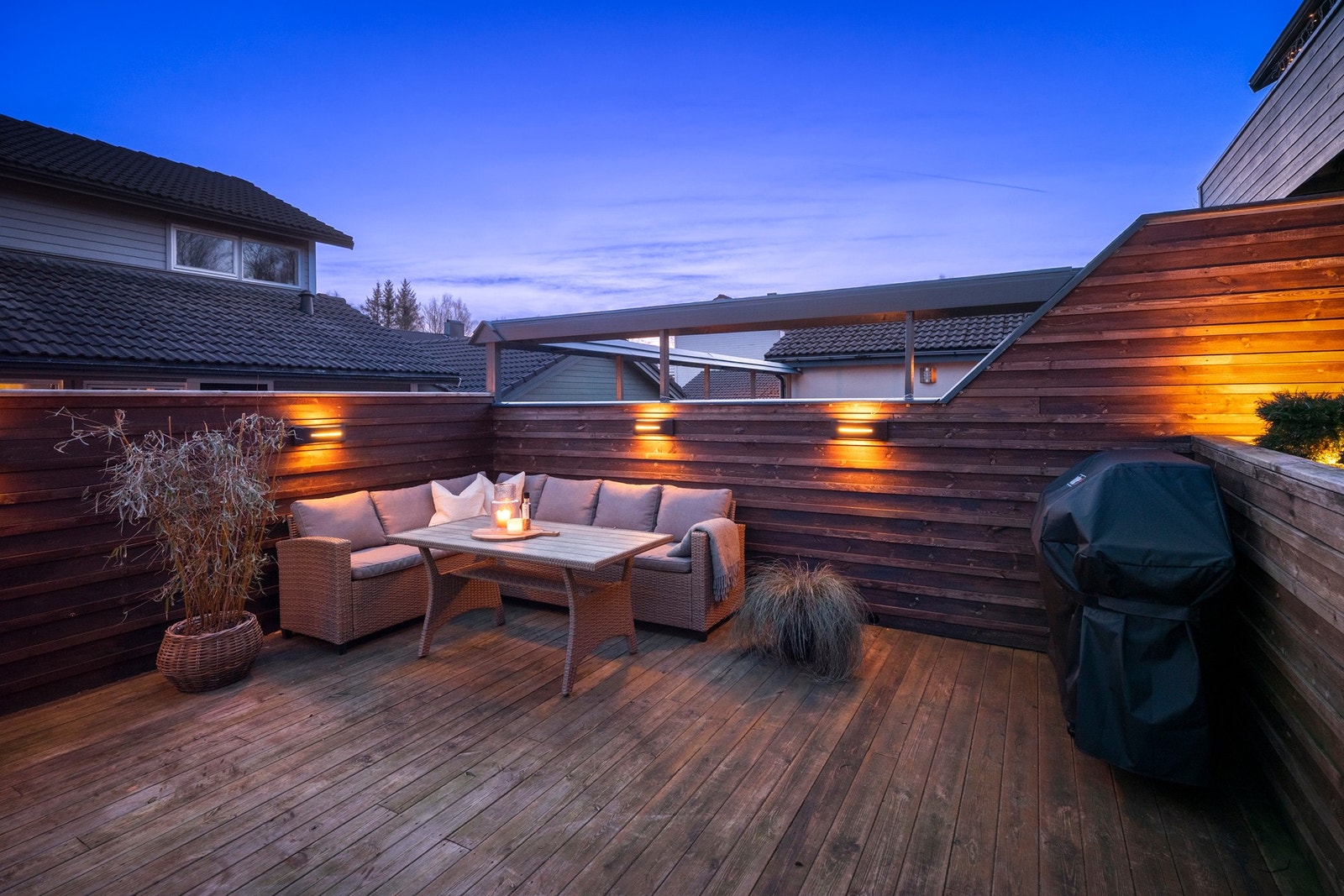 Terrassen har svært gode solforhold, med sol fra morgen og helt frem til ca. kl. 20 på sommerstid, Galleribilde