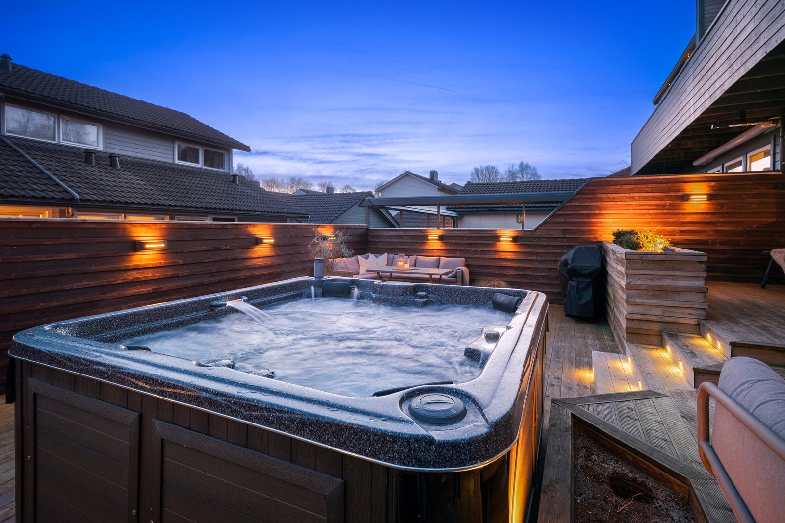 Uteplassen er utstyrt med jacuzzi, fastmontert belysning, varmelampe i tak samt flere stikkontakter fordelt på ulike punkter. Galleribilde